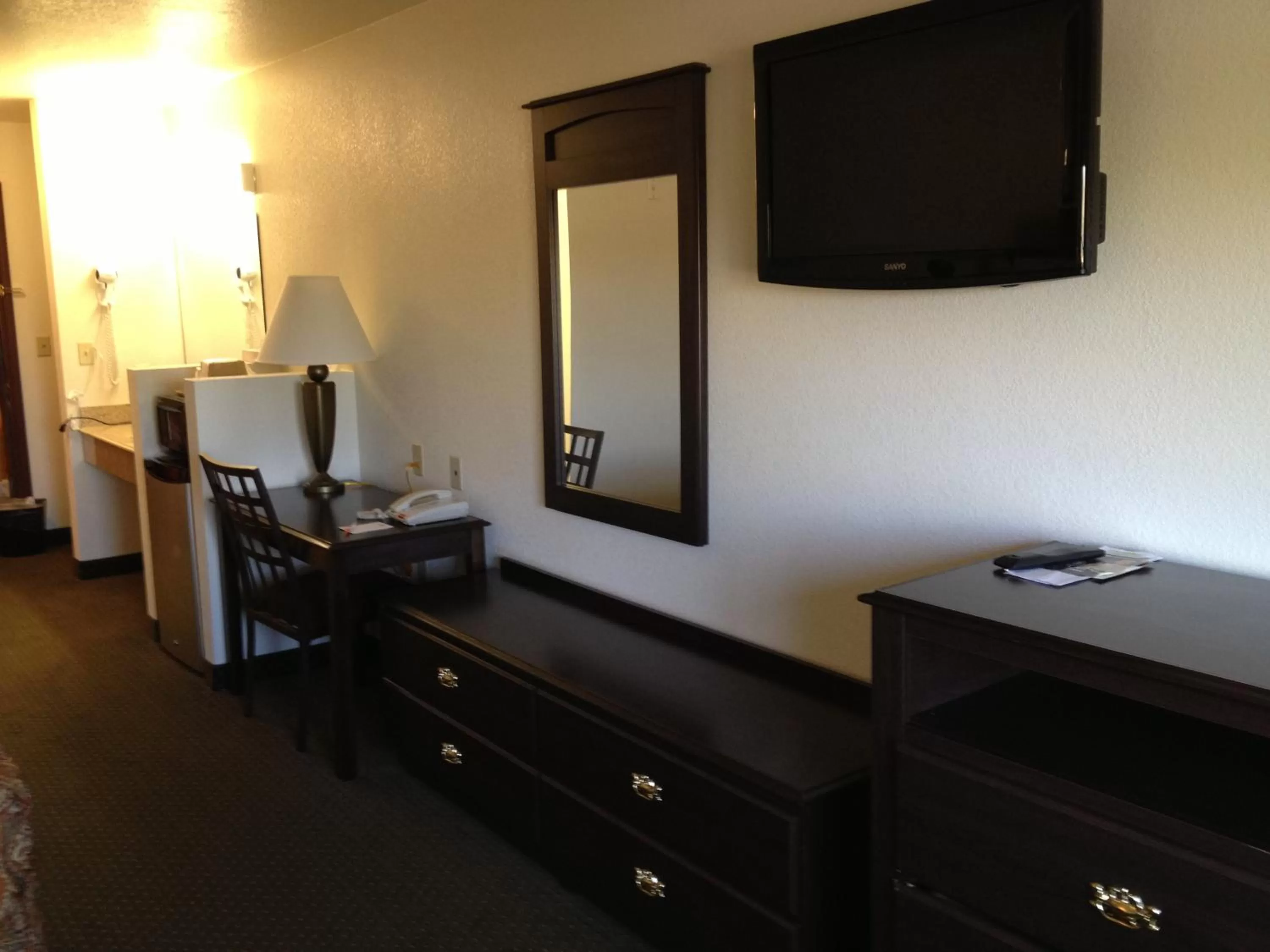 Photo of the whole room in Howard Johnson by Wyndham Lubbock TX