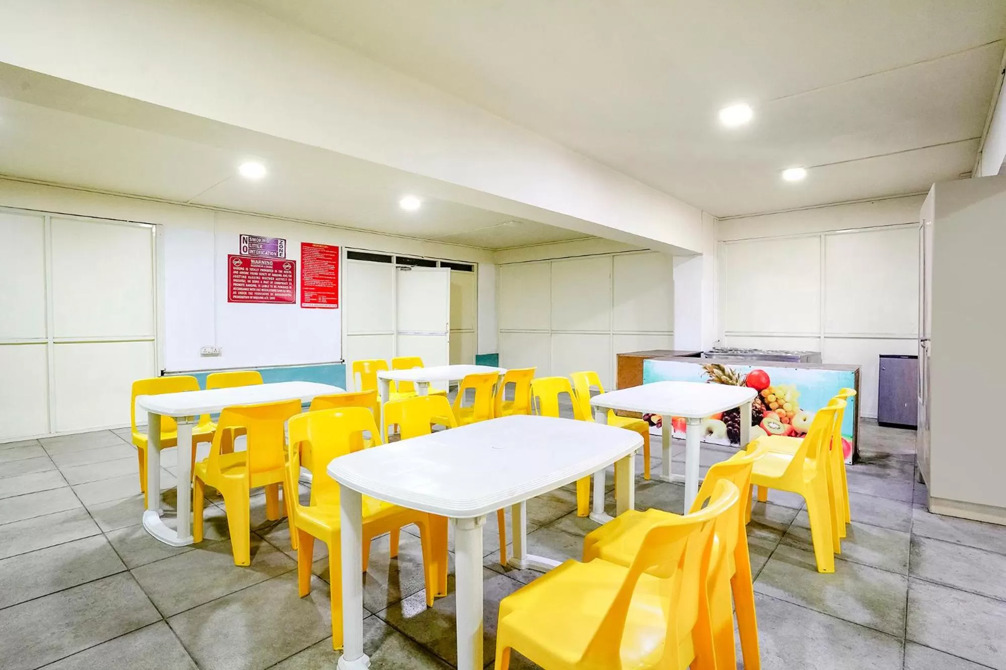 Restaurant/places to eat in FabHotel Happy Homely Stay - Airport road