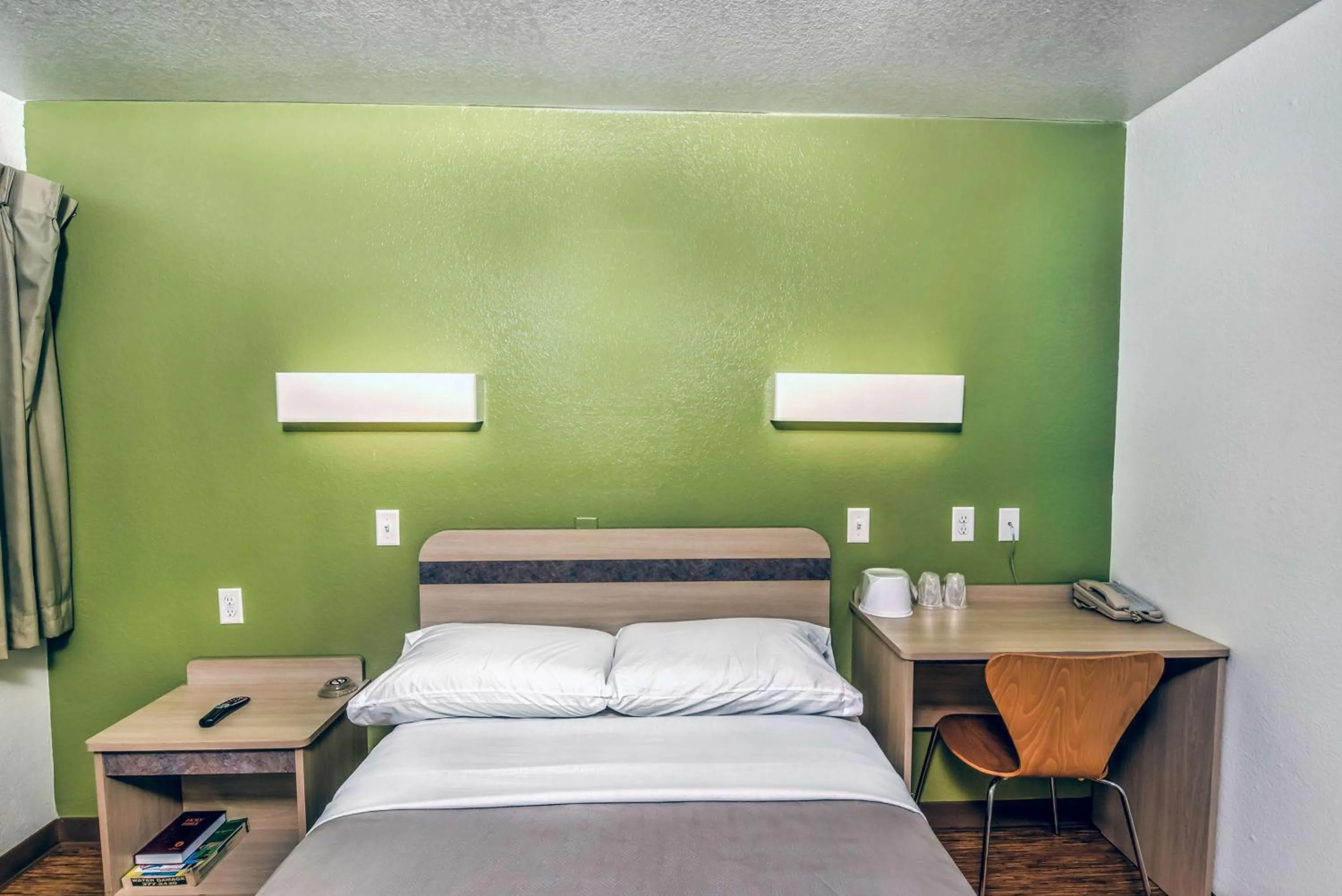 Deluxe Queen Room in Motel 6-Colorado Springs, CO