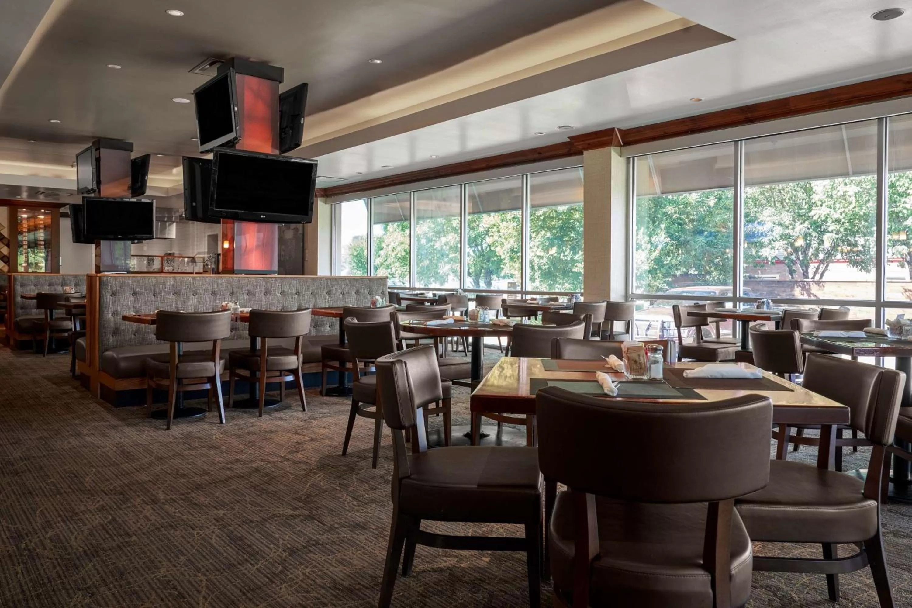 Restaurant/places to eat in DoubleTree by Hilton Hotel Dallas - Love Field