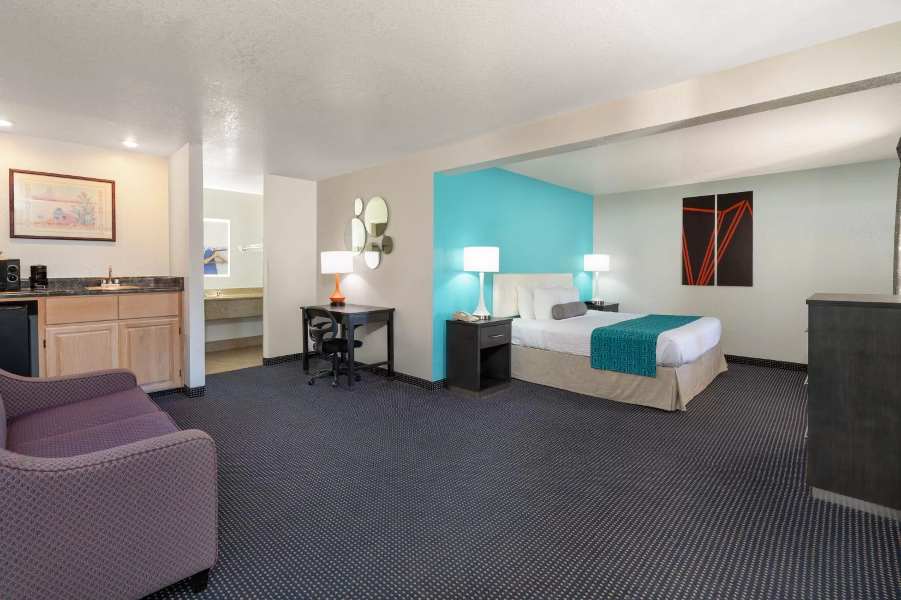 Photo of the whole room, Bed in Howard Johnson by Wyndham Holbrook