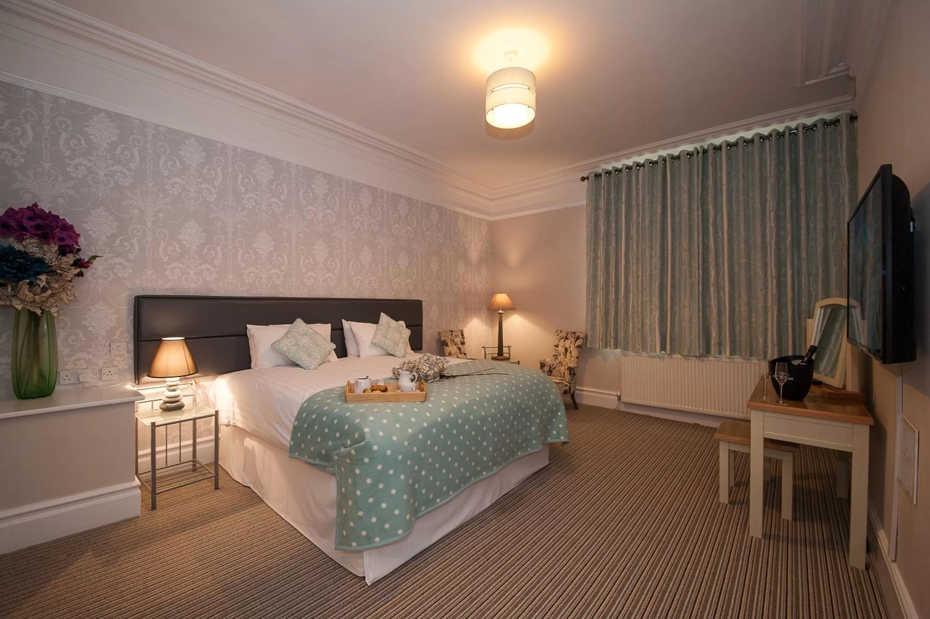 Bed in The Royal Hotel and Bar