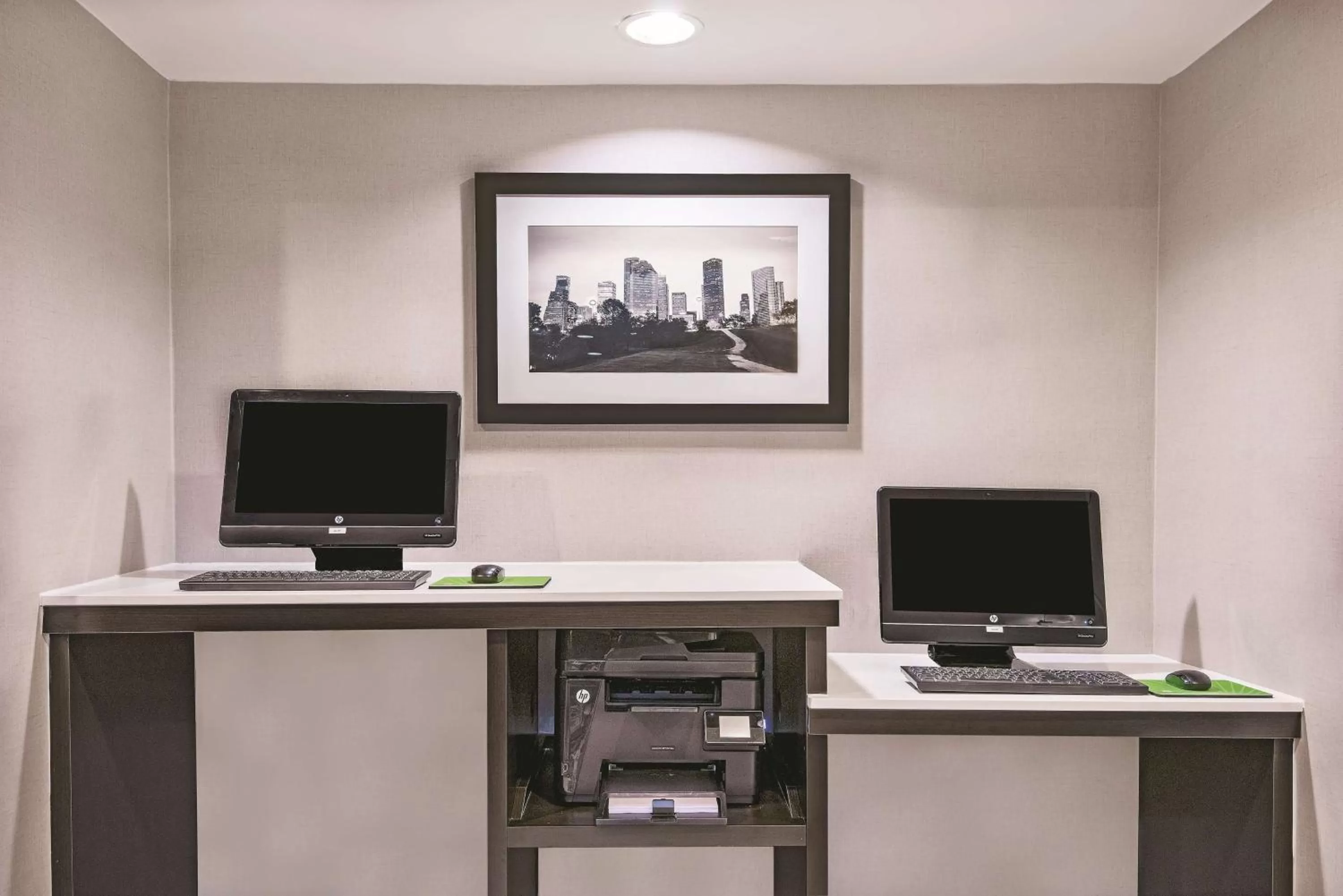 On site, Business Area/Conference Room in La Quinta by Wyndham Houston North-Spring