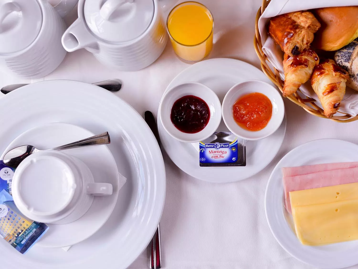 Buffet breakfast in Vila Gale Porto Ribeira