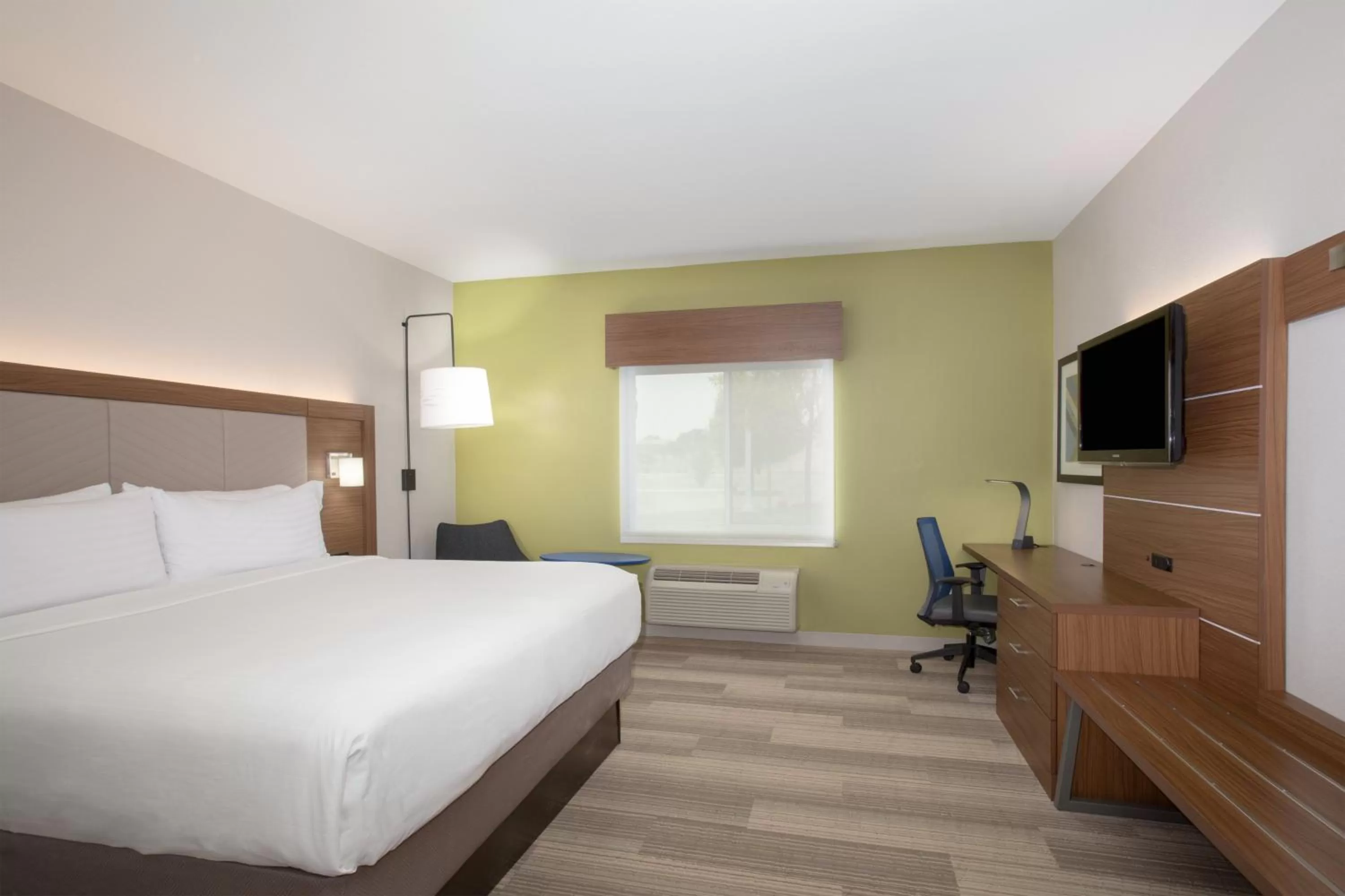 Photo of the whole room, Bed in Holiday Inn Express & Suites Amarillo by IHG
