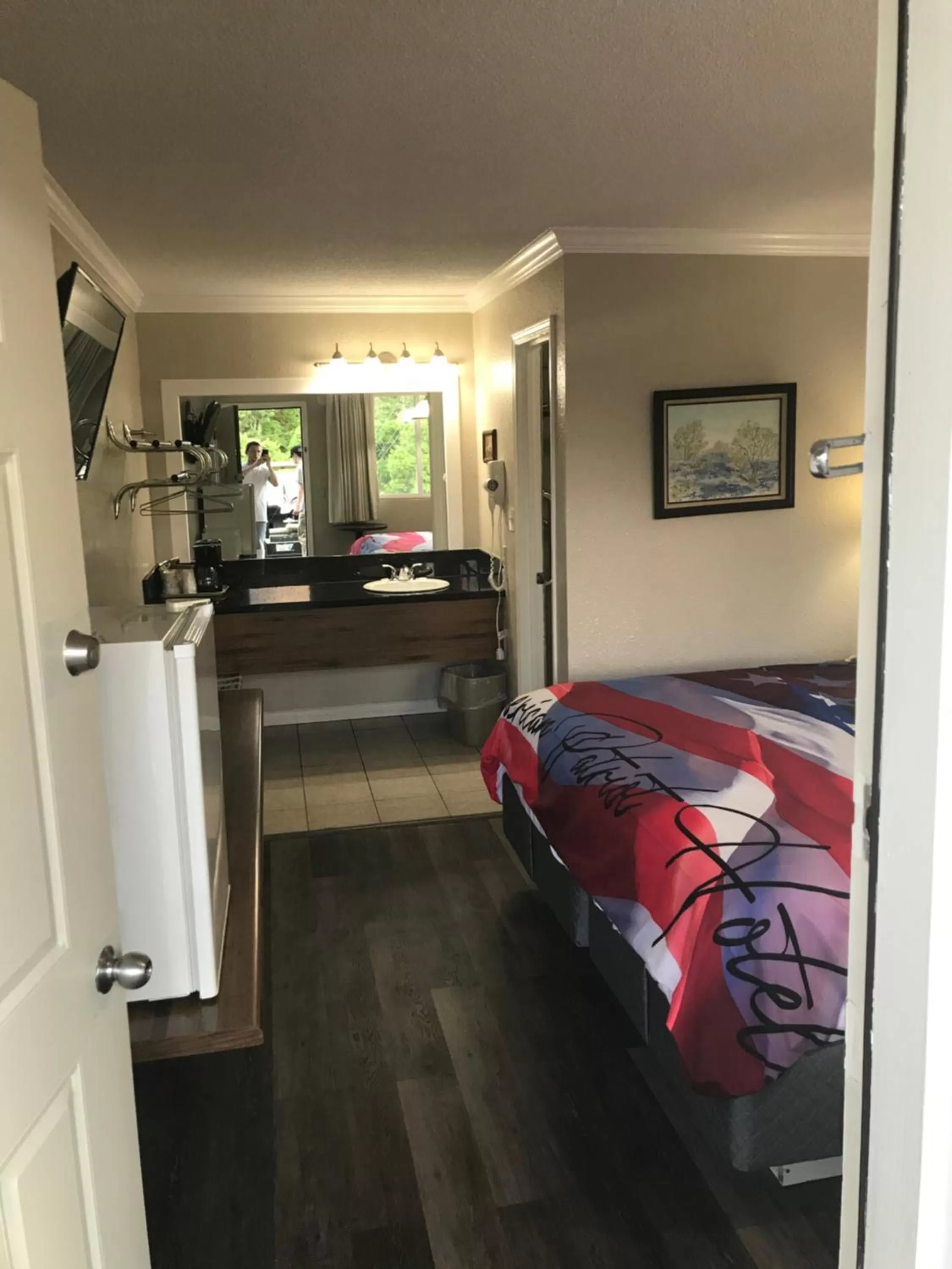 Photo of the whole room in American Patriot Family Inn aka Oak Grove Inn