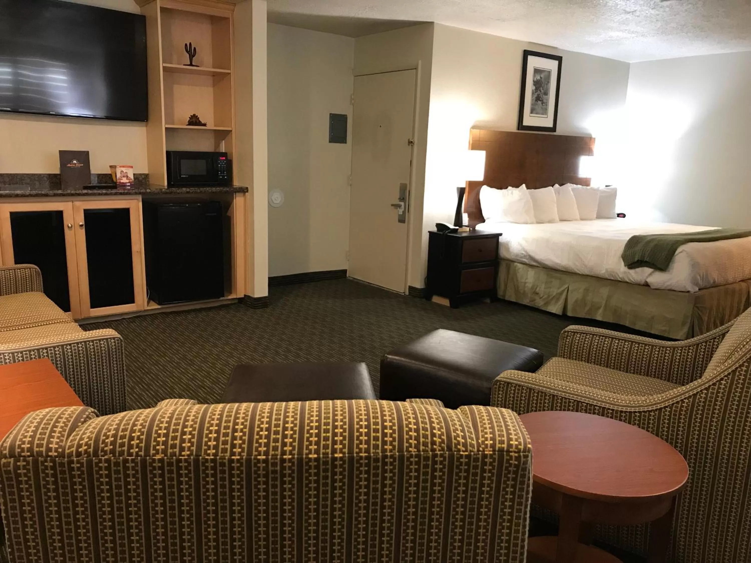 Bed in Dinosaur Inn & Suites