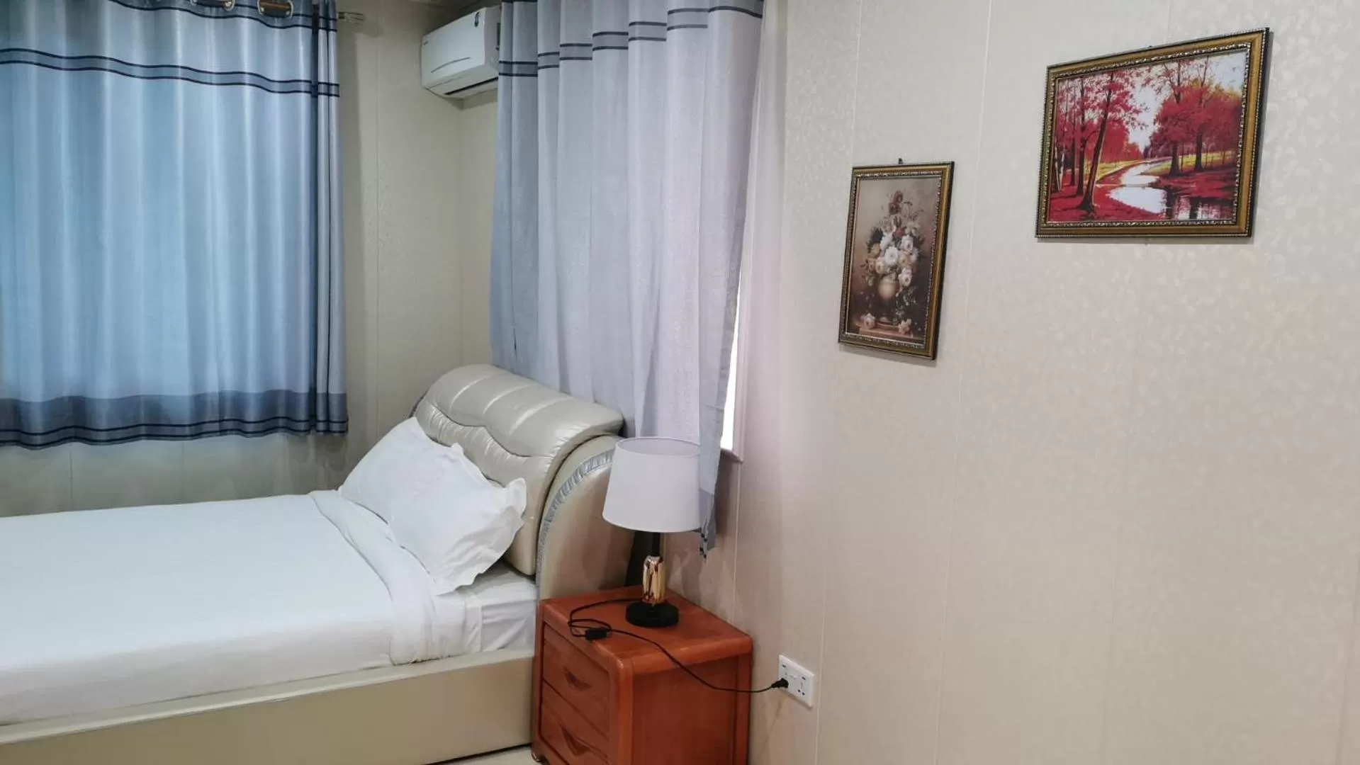 Bedroom, Bed in Riverside Hotel