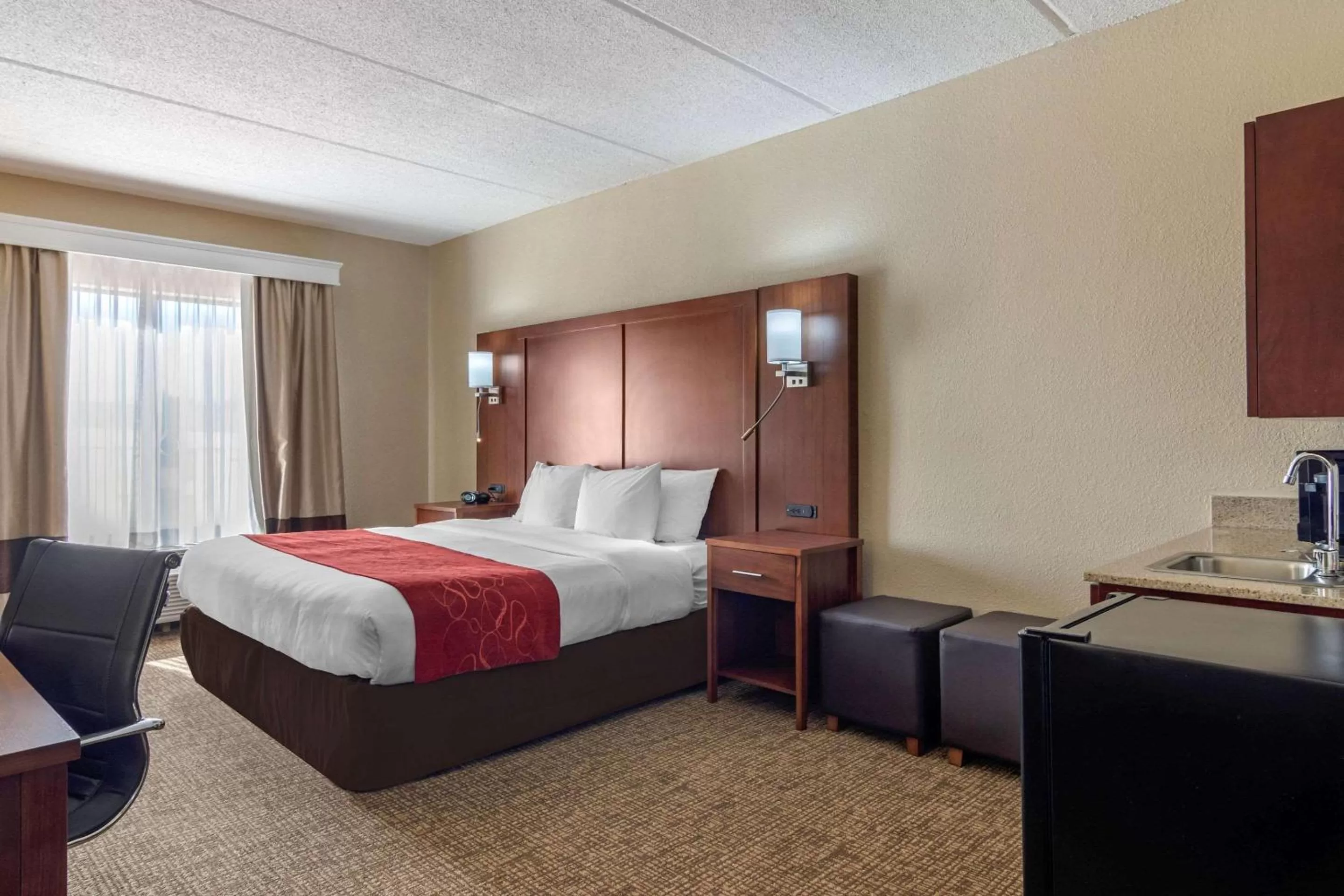 Photo of the whole room, Bed in Comfort Suites Woodstock - Atlanta North