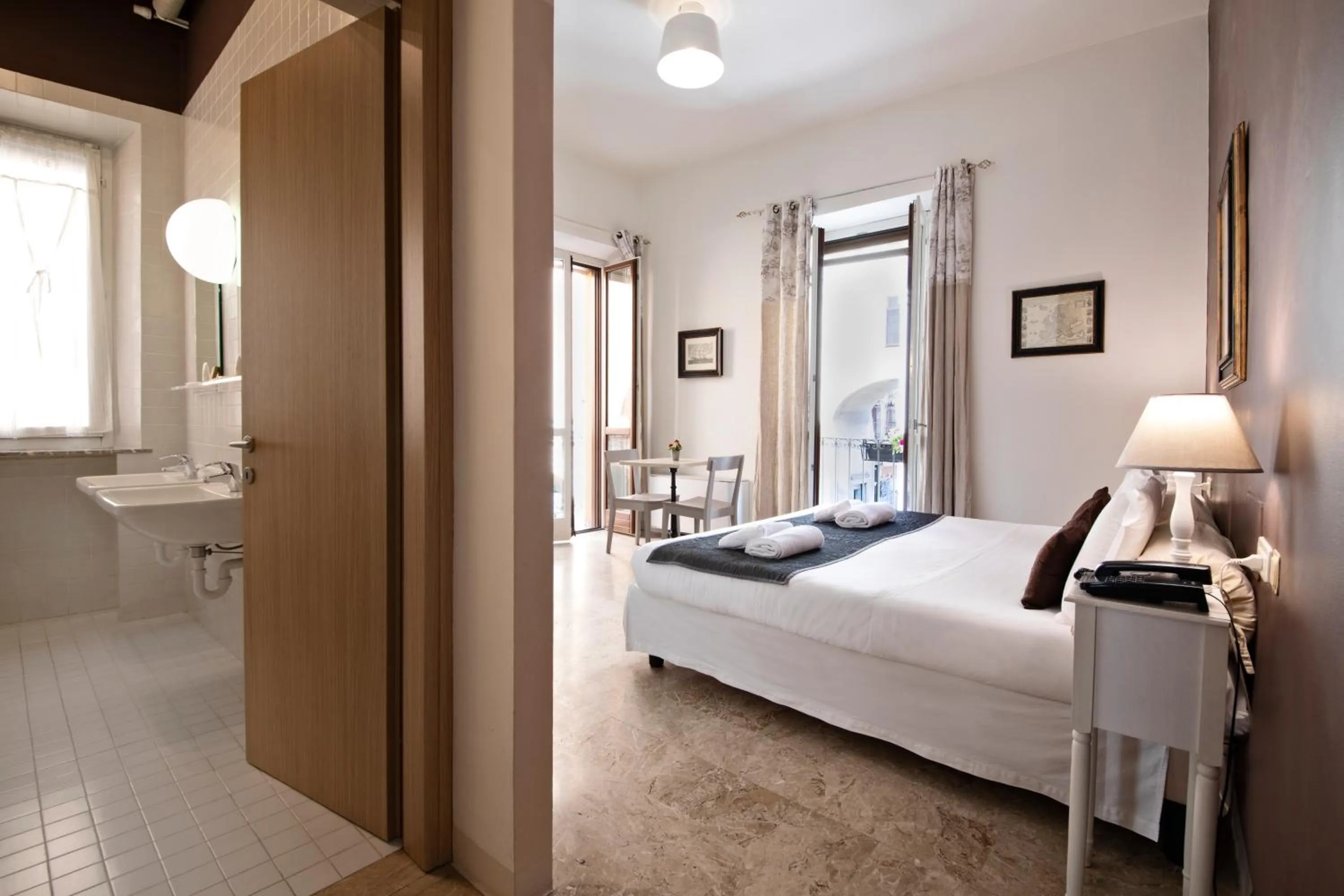 Bathroom, Bed in Hotel Broletto - Centro Storico