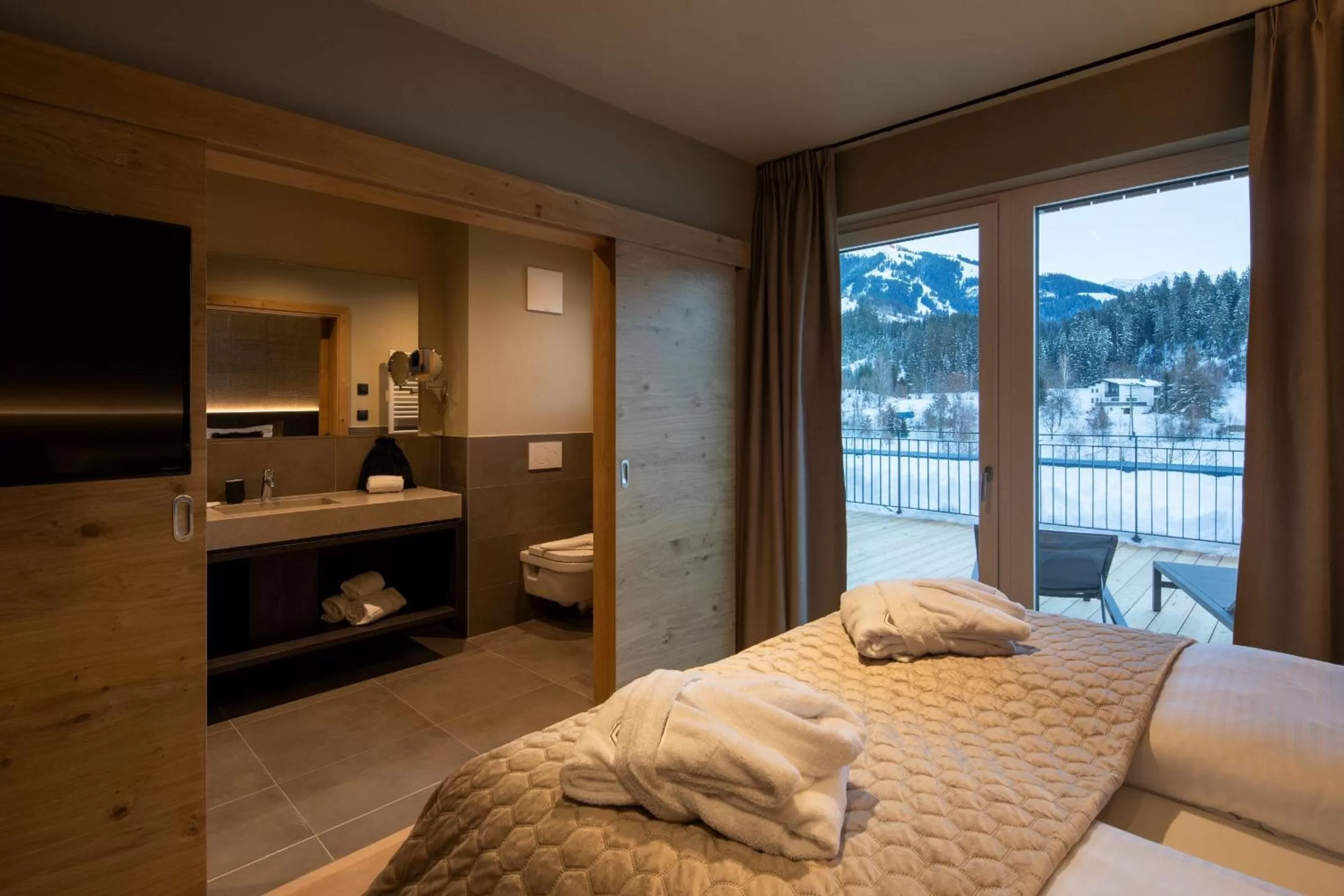 Bathroom, Bed in Berg & Golf Resort Westendorf by ALPS RESORTS