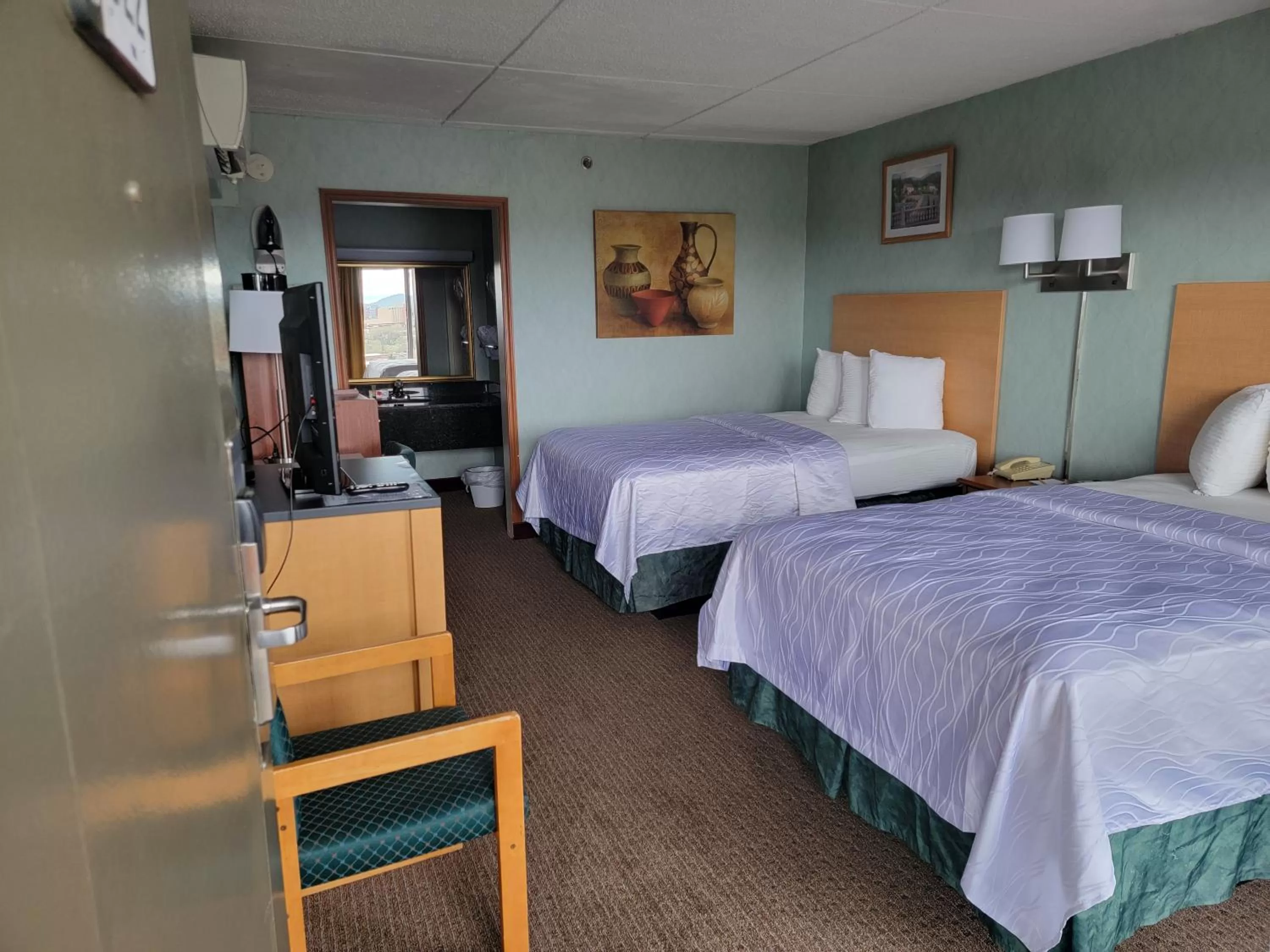 Photo of the whole room, Bed in Downtown Inn