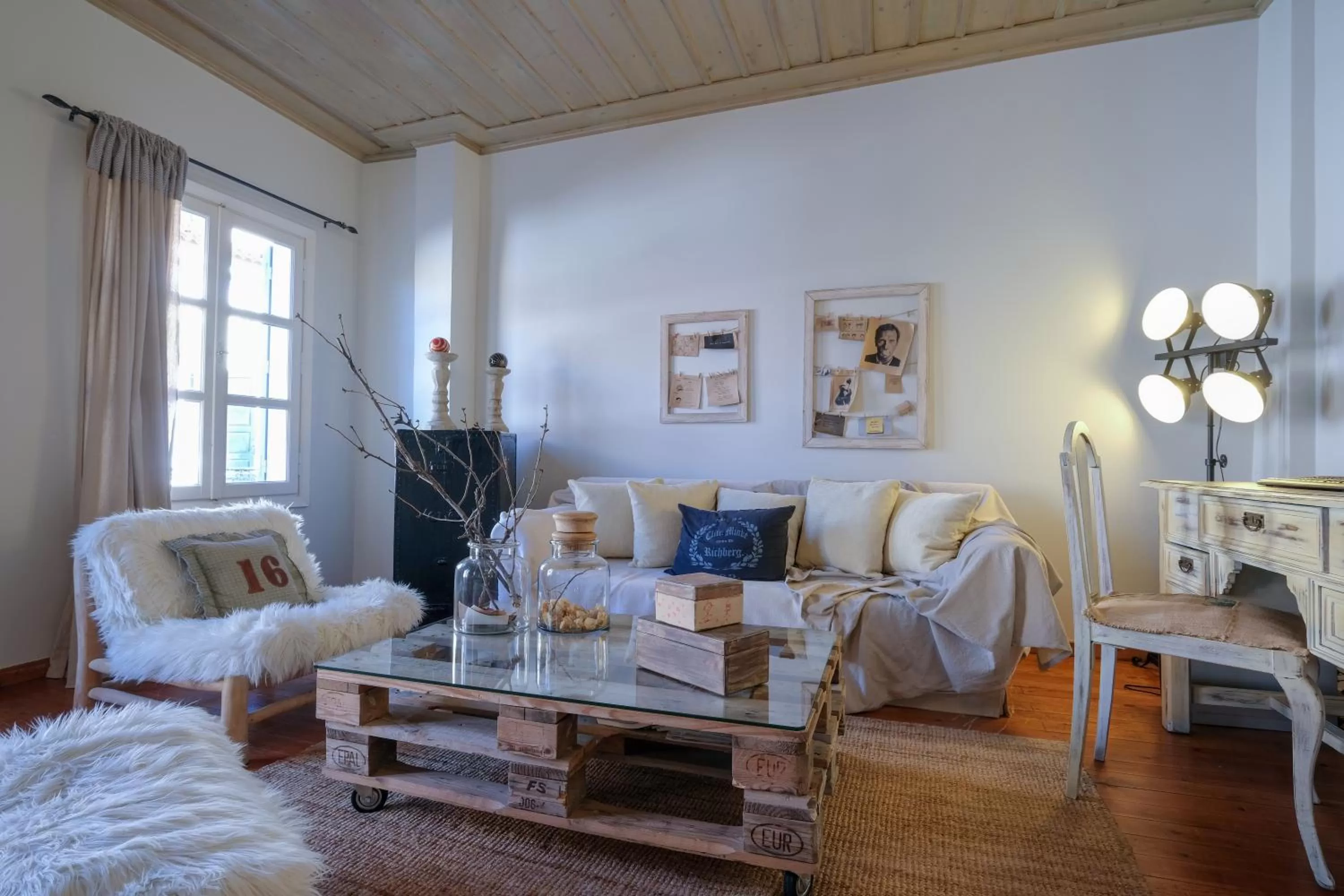 Seating area in Amymone and Adiandi