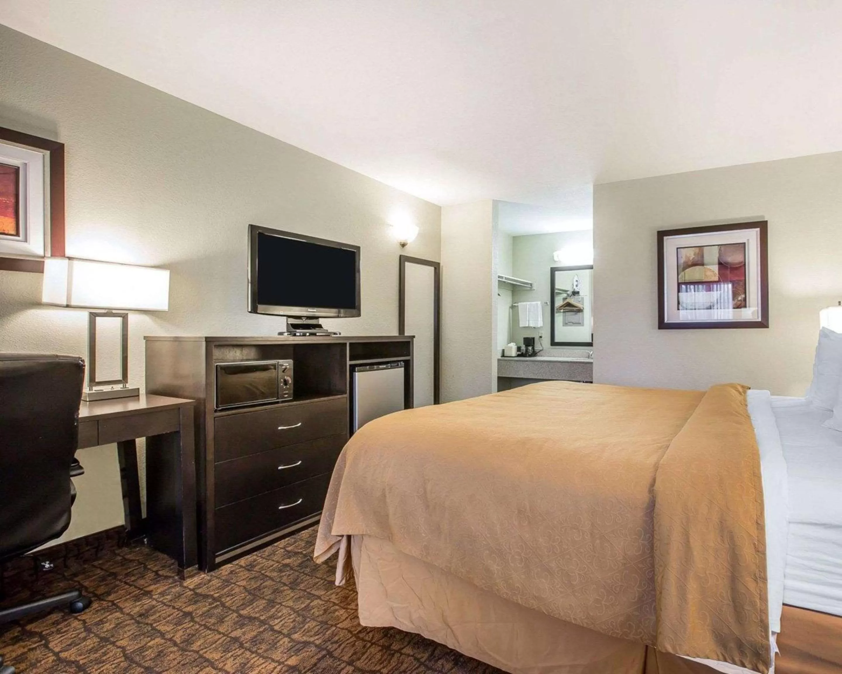 Photo of the whole room, Bed in Quality Inn & Suites Woodland - Sacramento Airport