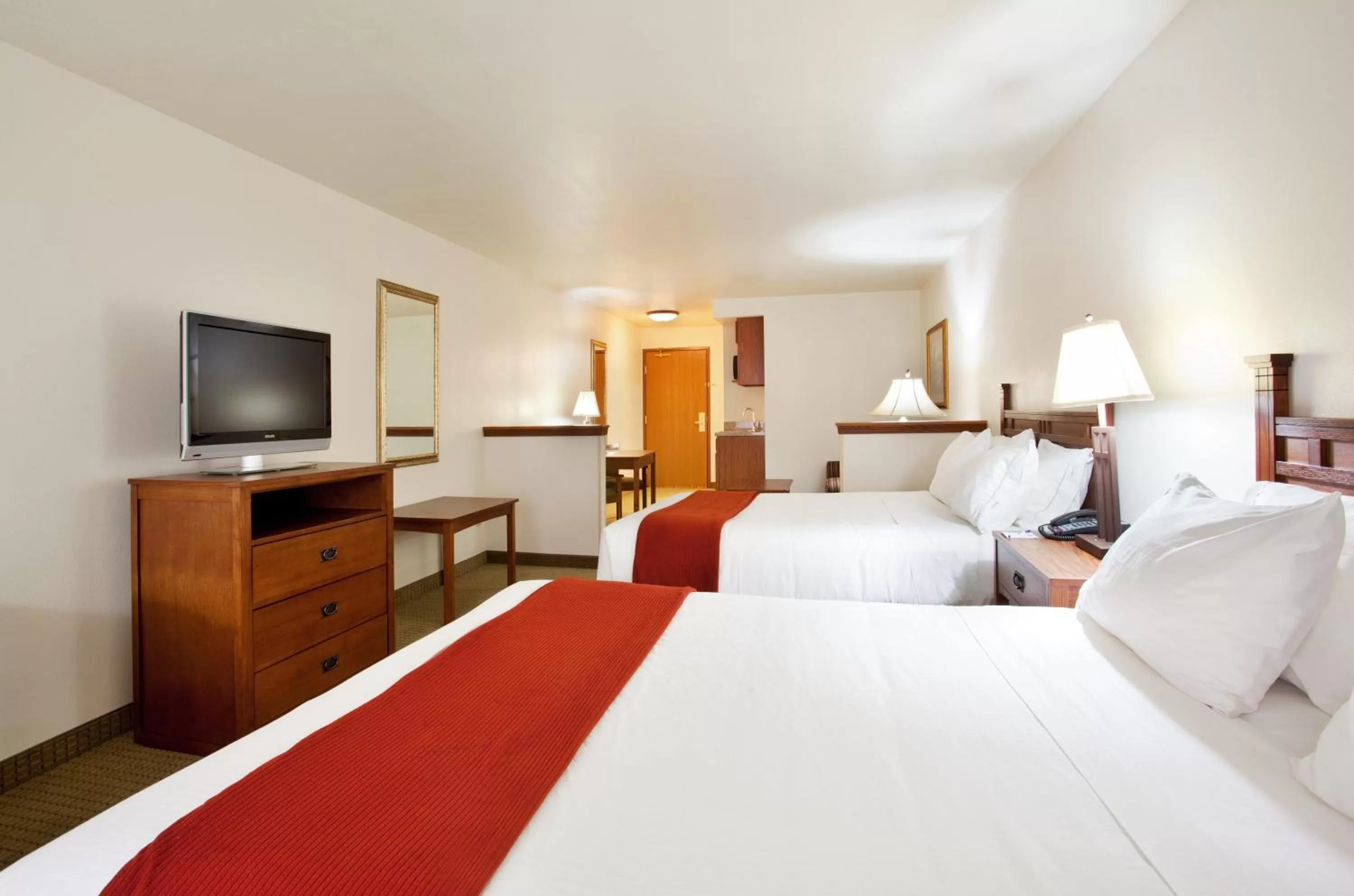 Photo of the whole room, Bed in Holiday Inn Express Hotel & Suites Mattoon by IHG
