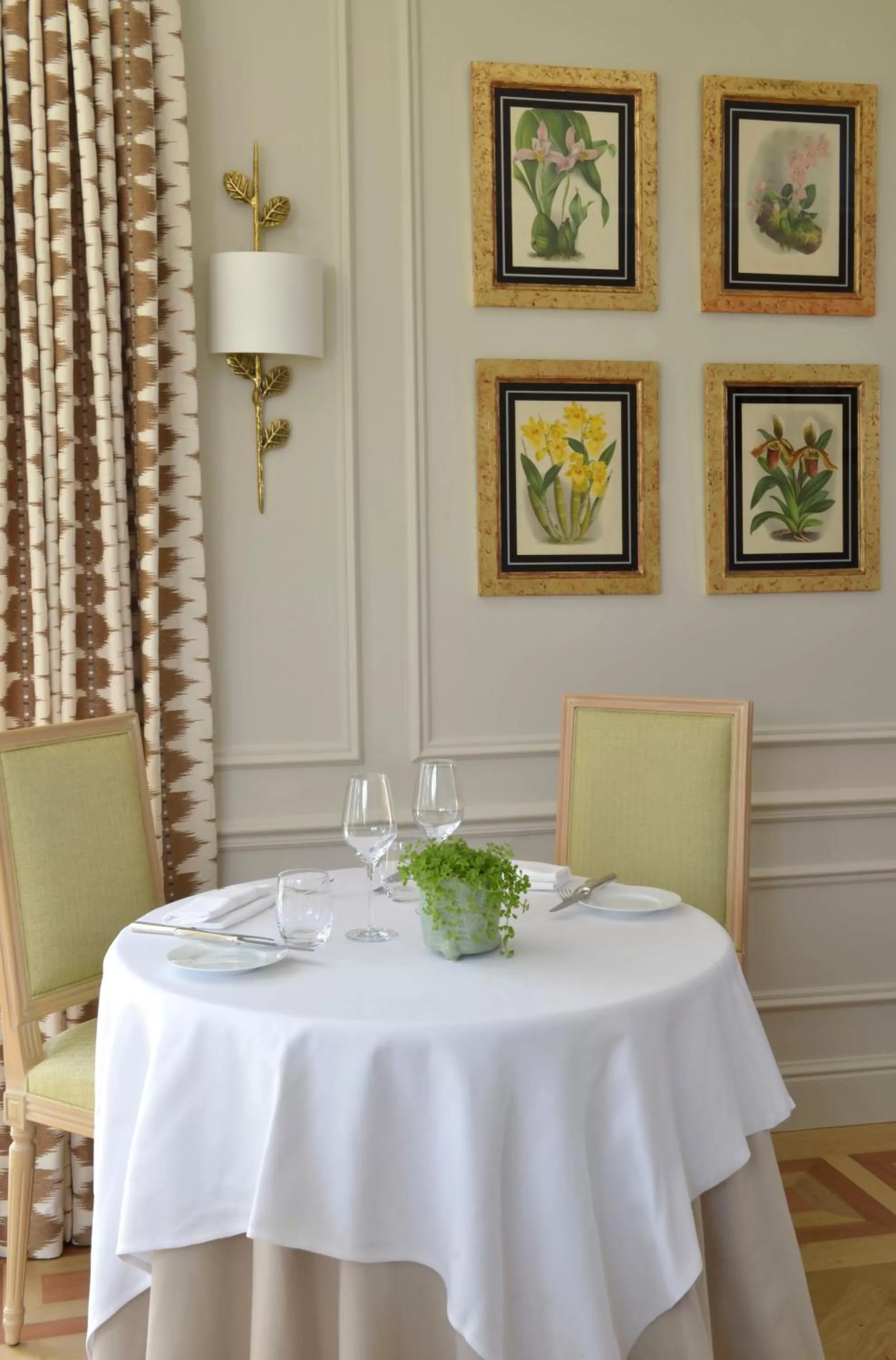 Restaurant/places to eat in Chateau La Cheneviere