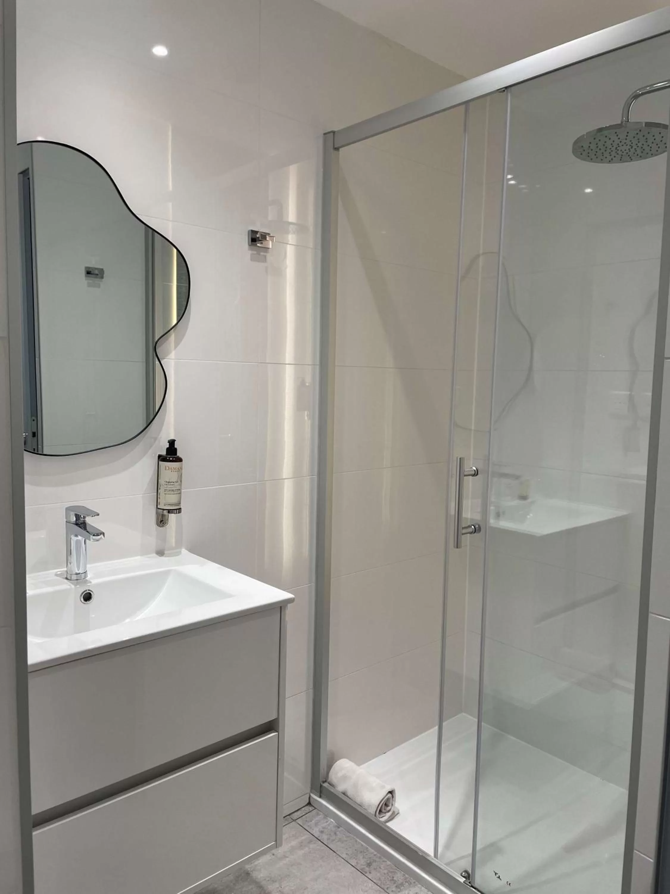 Bathroom in Best Western Plus Hôtel la Rade