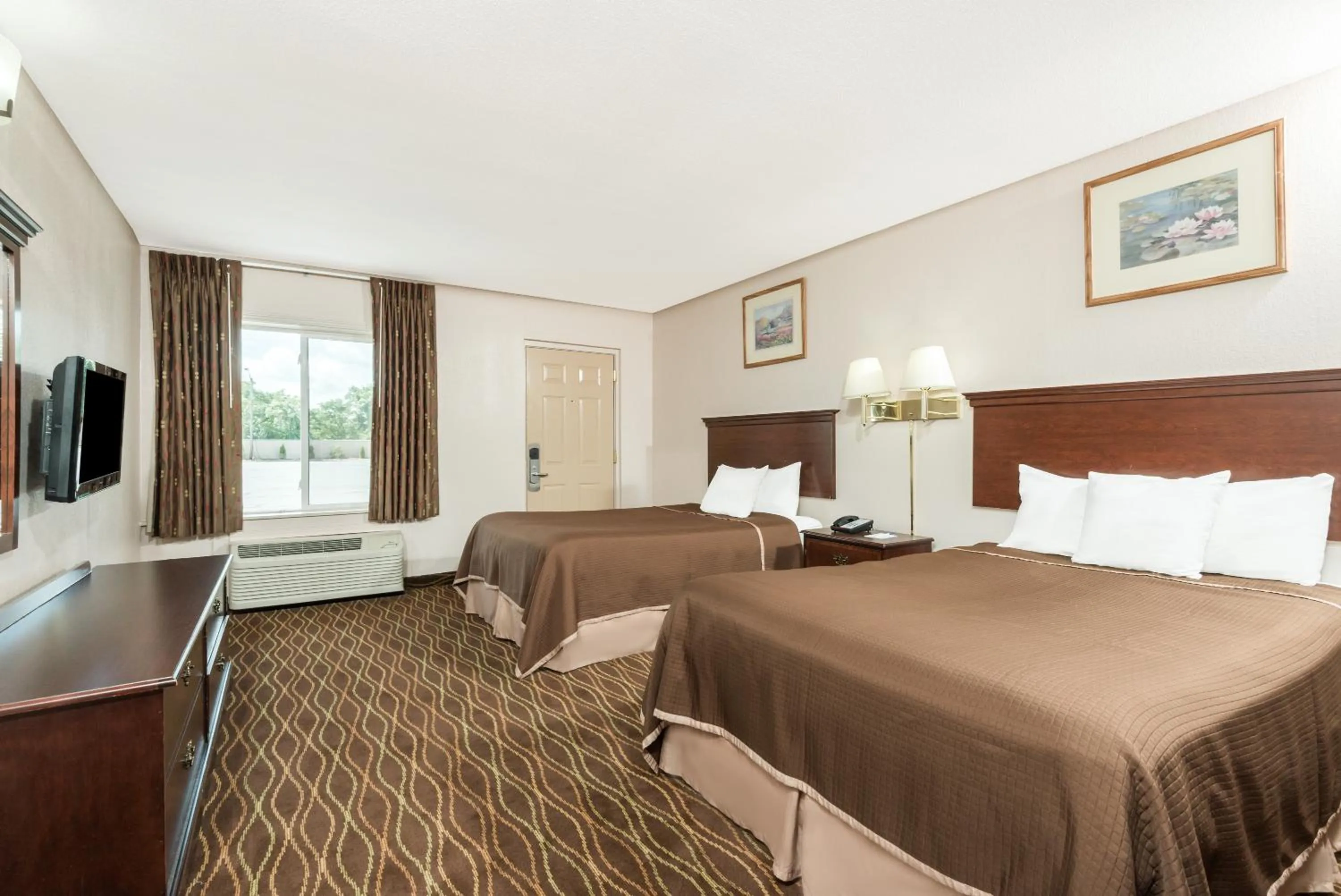 Double Room with Two Double Beds - Smoking in Howard Johnson by Wyndham Springfield