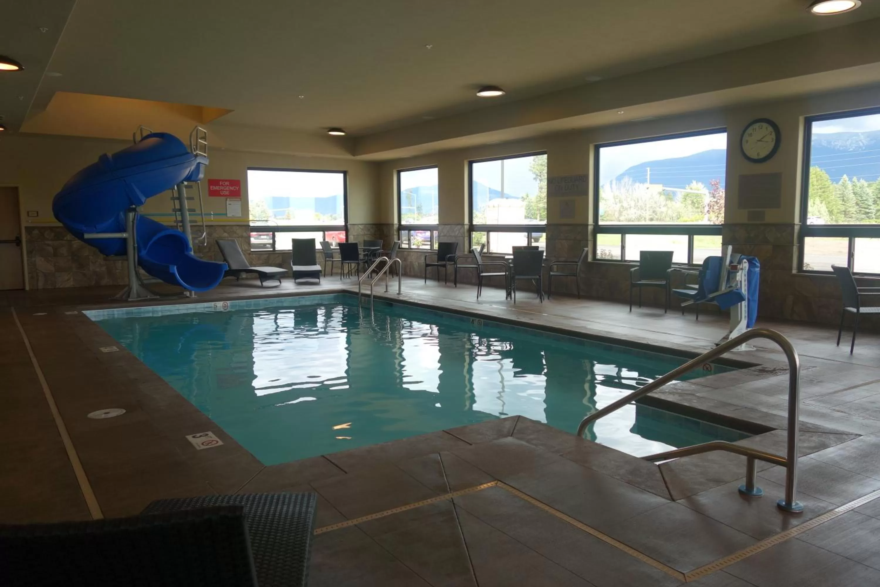 Swimming pool in Glacier International Lodge