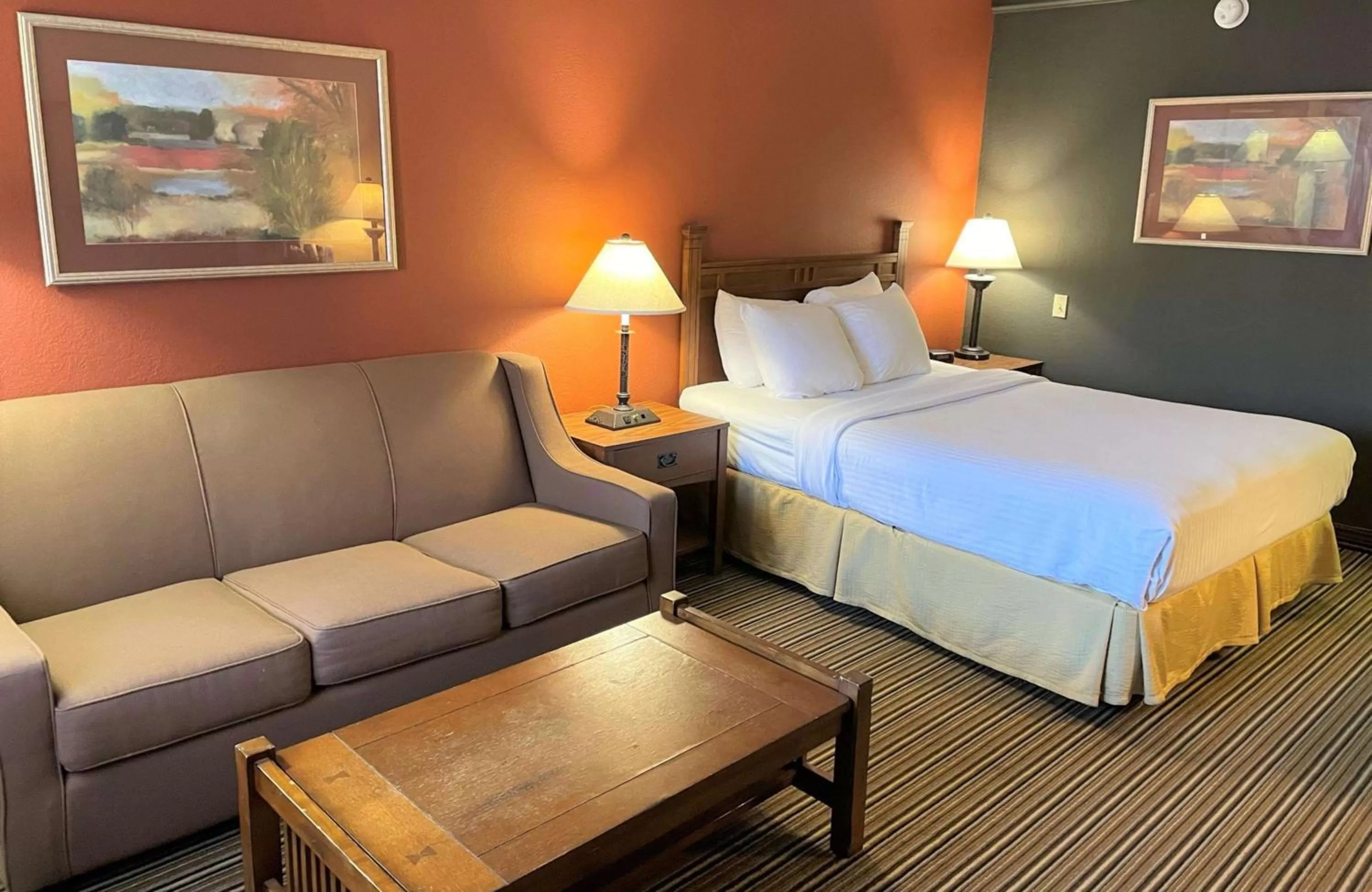 Bedroom, Bed in Crossroads Hotel & Event Center