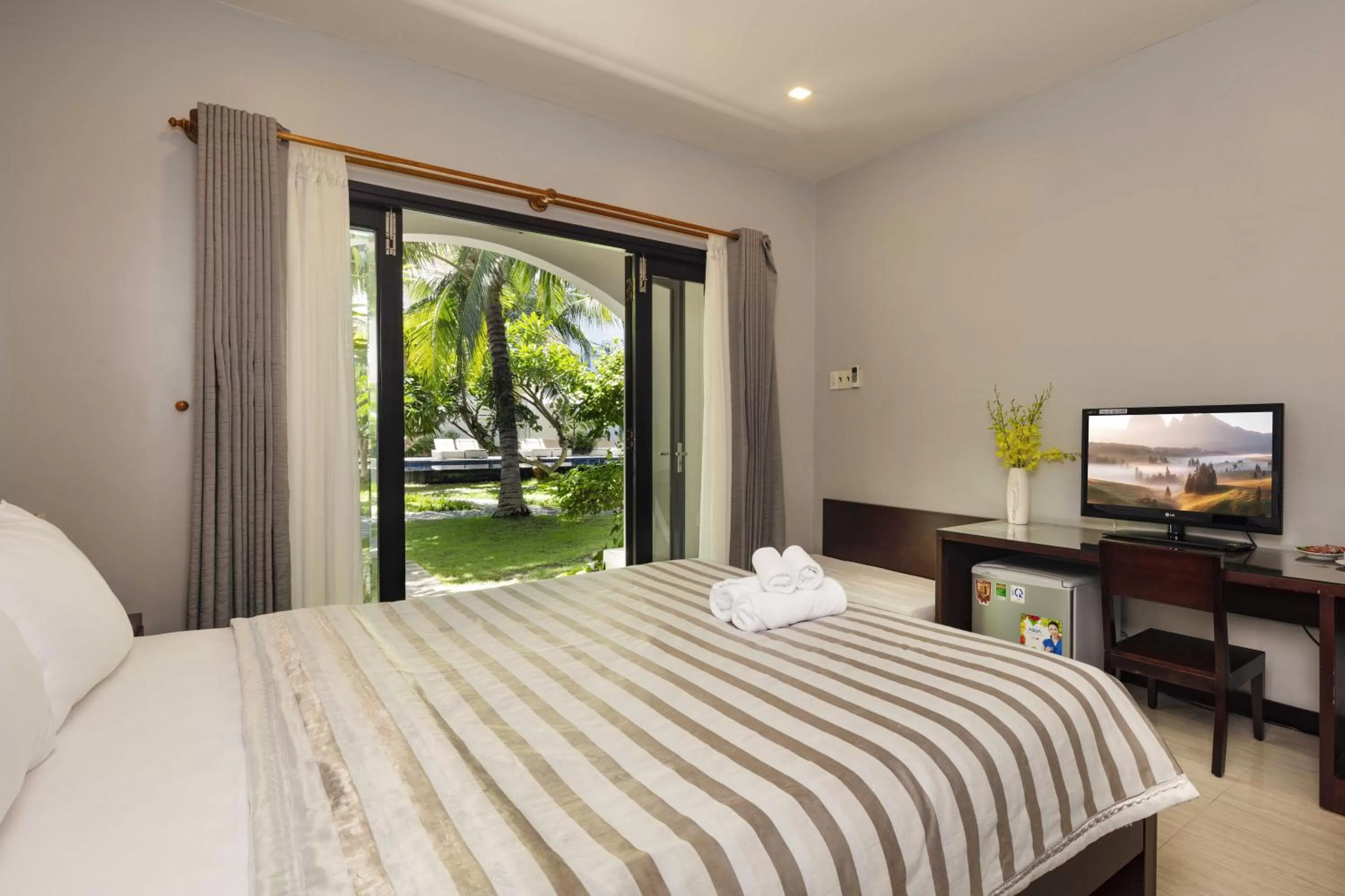 Photo of the whole room, Bed in La Paloma Villa