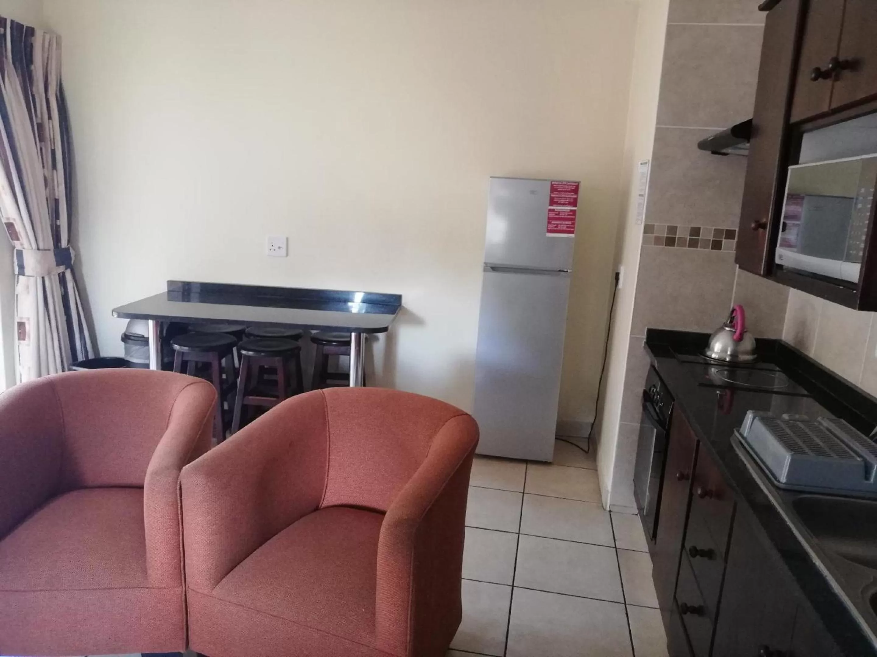 Kitchen or kitchenette, Seating Area in ATKV Buffelspoort