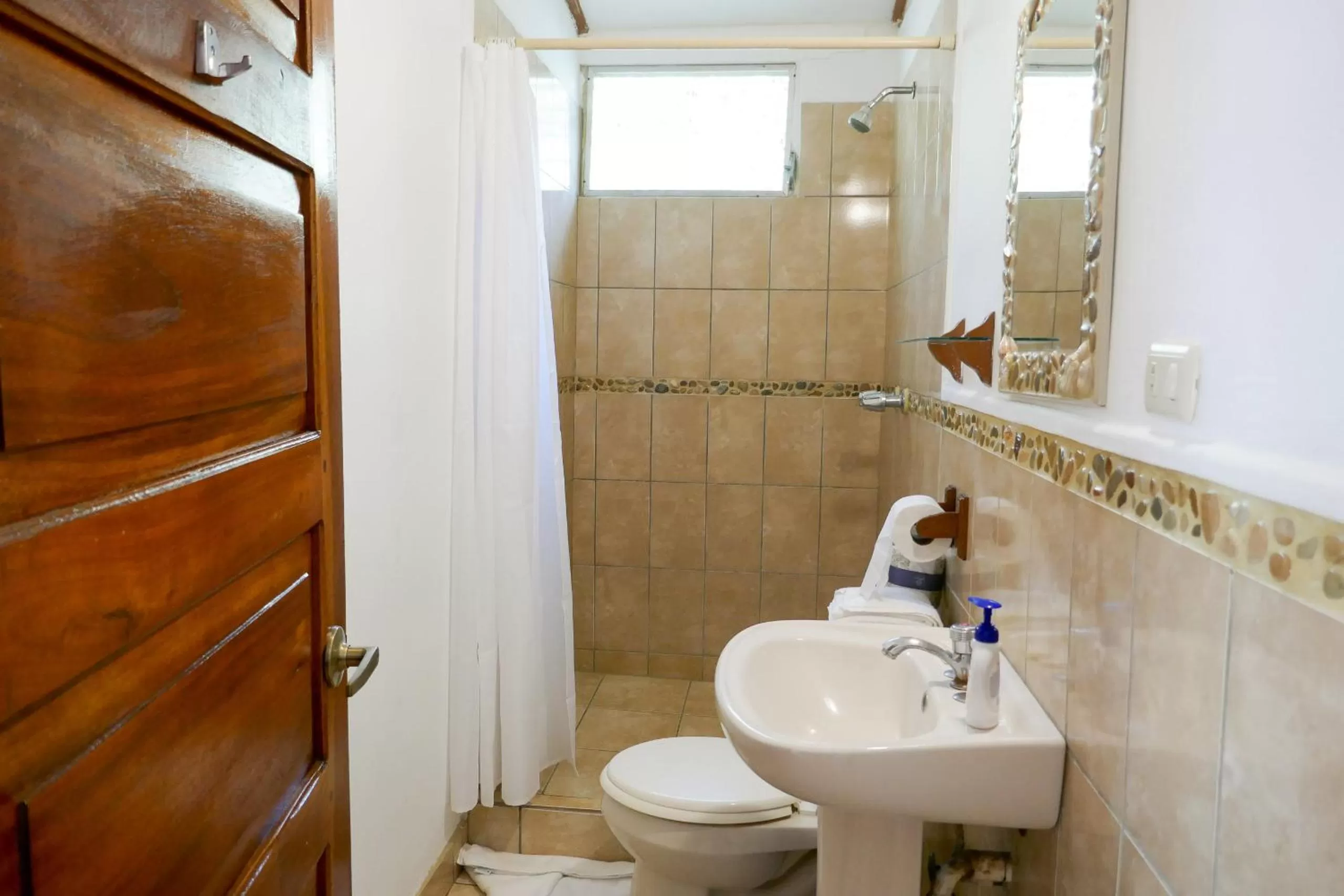 Shower in El Pacifico Hotel