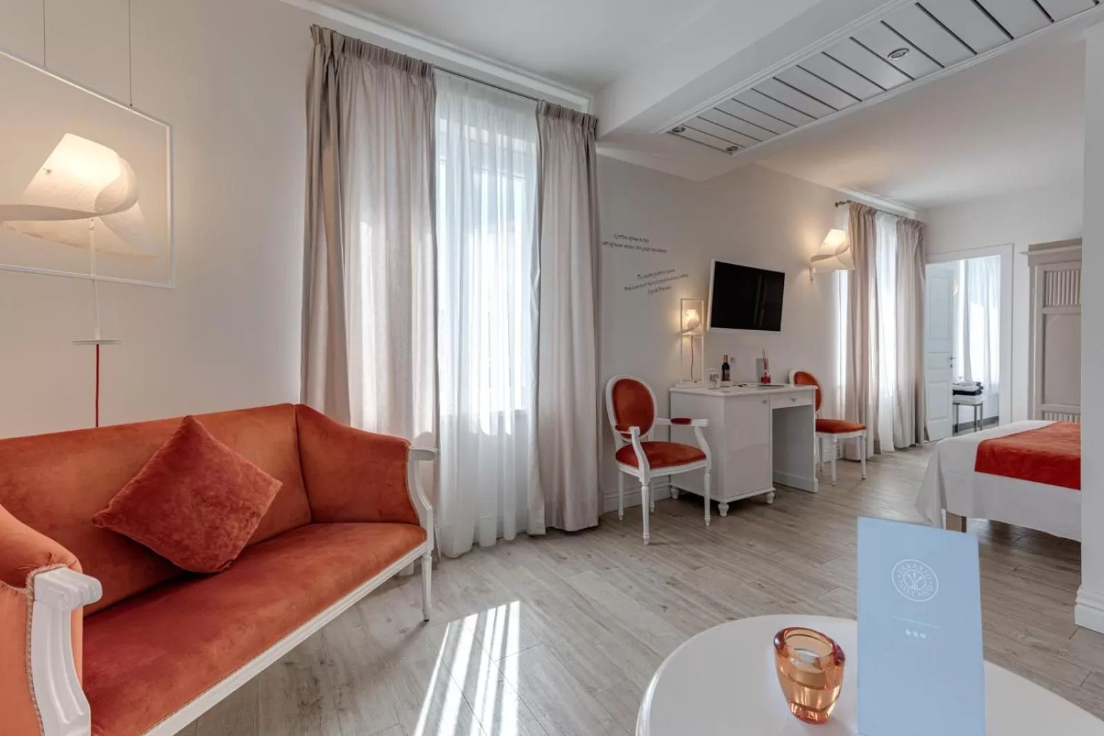 TV and multimedia, Bed in VILLA LIBERTY Boutique Hotel - Borgo Capitano Collection