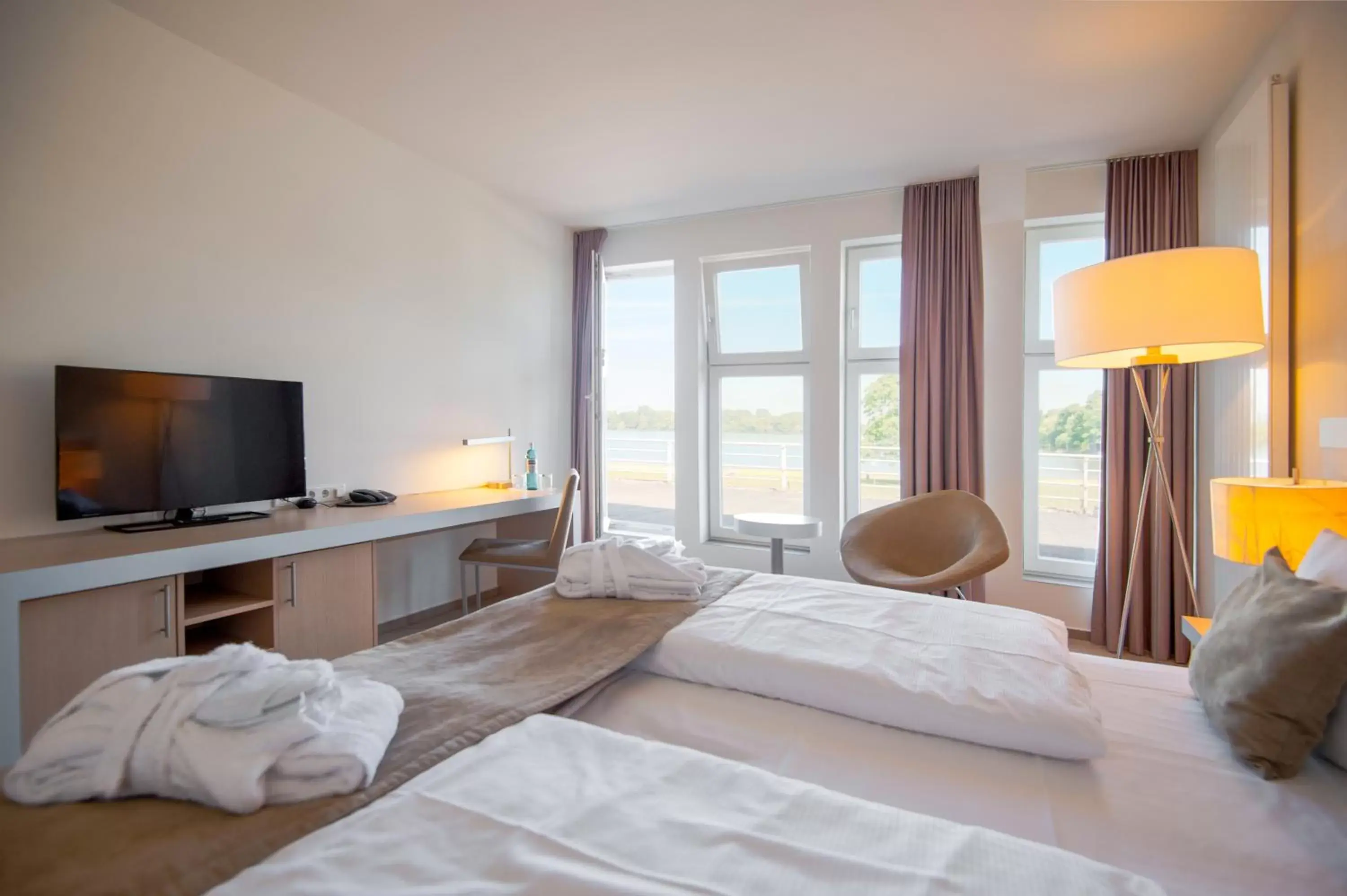 Double or Twin Room with Lake View in Aspria Hannover Maschsee Sport & Spa Double or Twin Room with Lake View in Aspria Hannover Maschsee Sport & Spa
