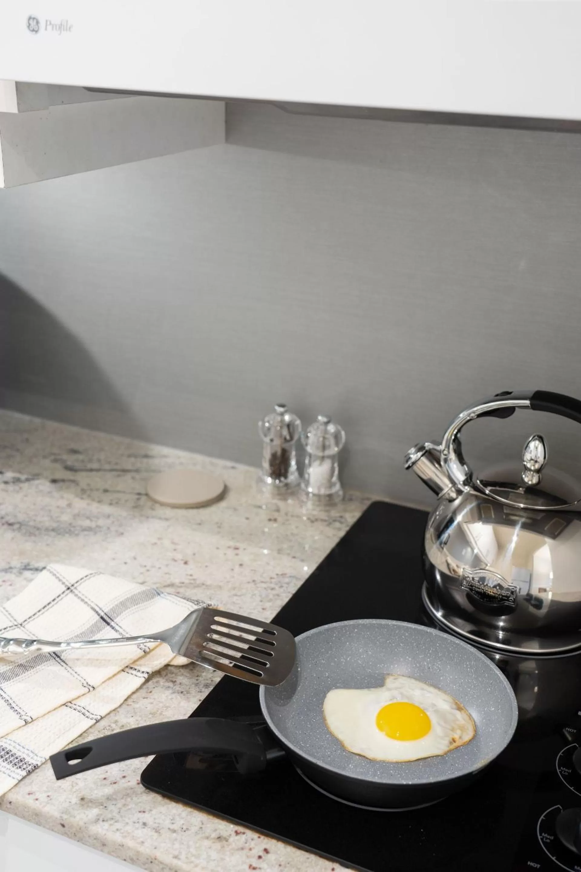 stove, Kitchen/Kitchenette in Hôtel 2170 Lincoln Downtown Montreal