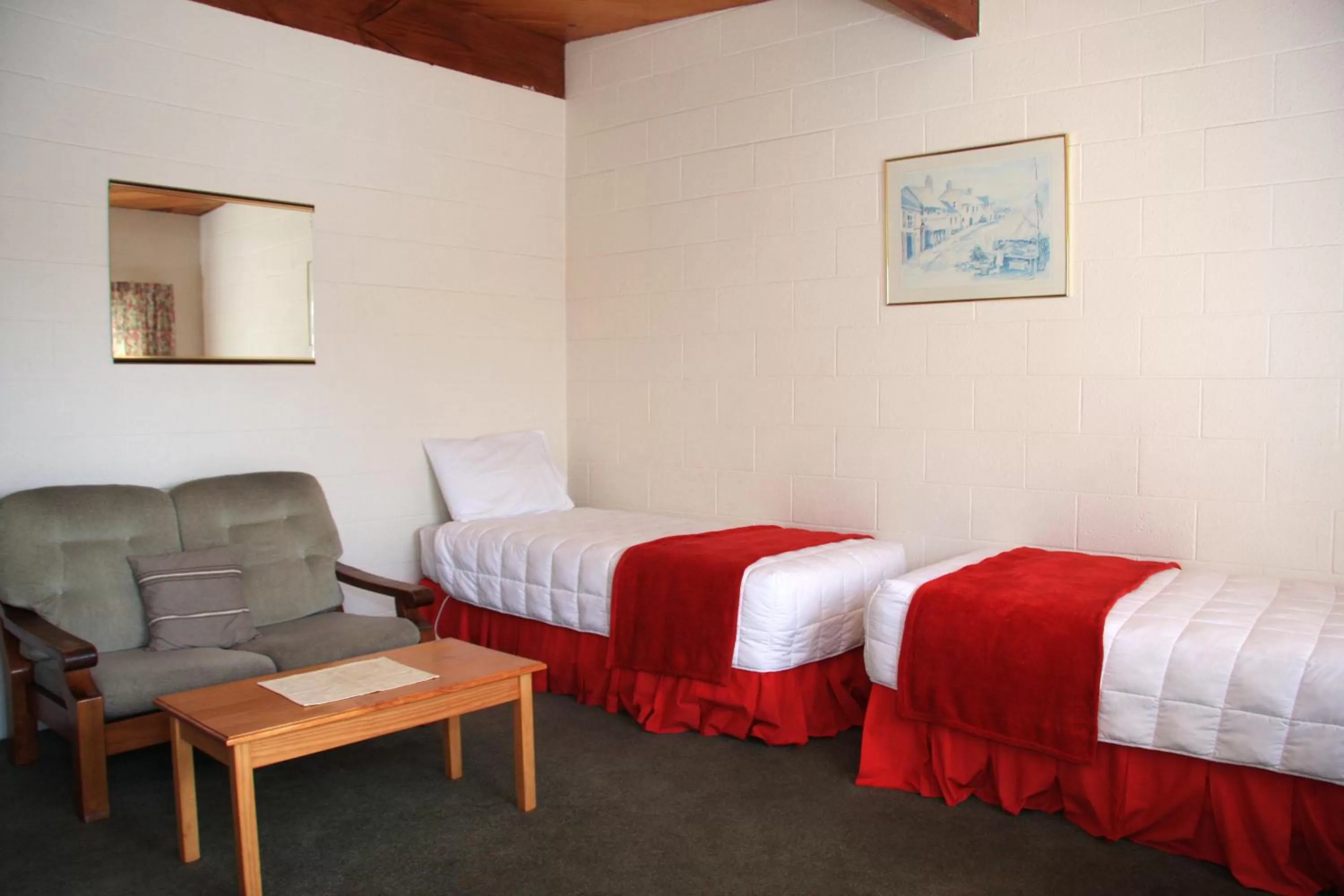 Bed in Coachman's Lodge Motel