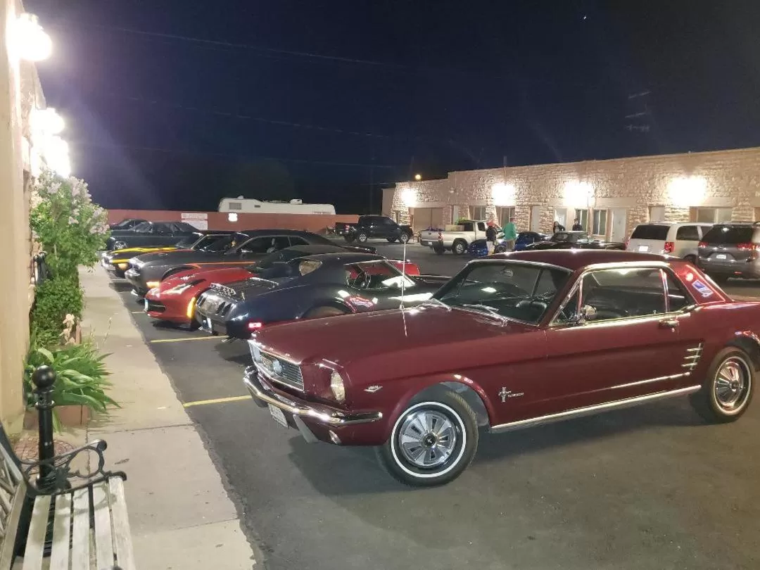 Property building in Deluxe Inn