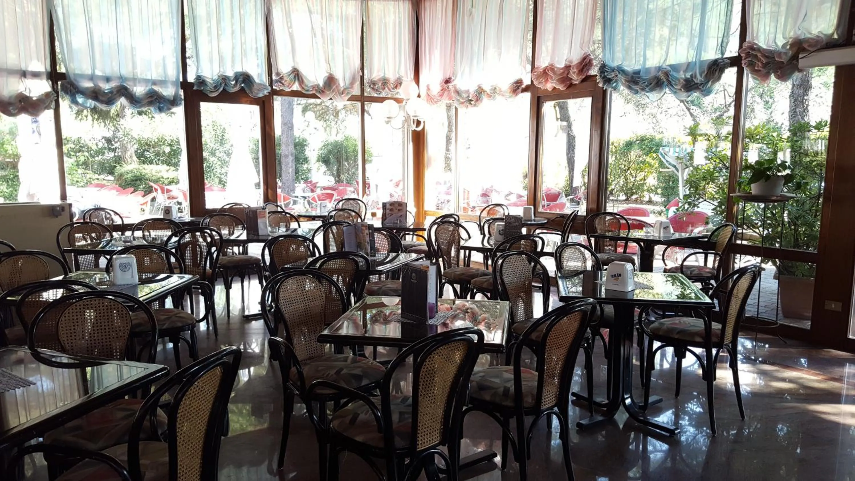 Communal lounge/ TV room in Hotel Royal