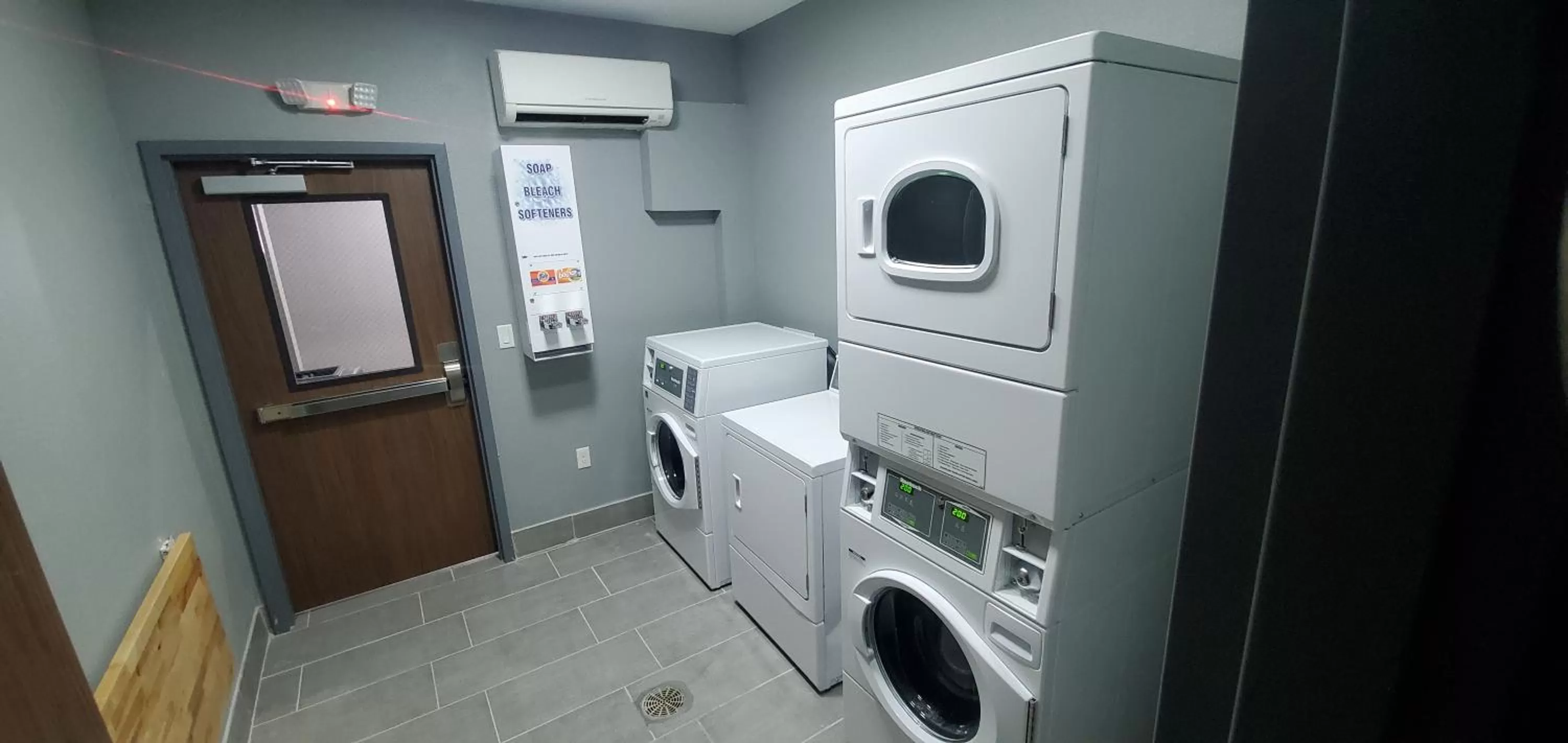 Facility for disabled guests in La Quinta Inn & Suites by Wyndham Fort Stockton Northeast