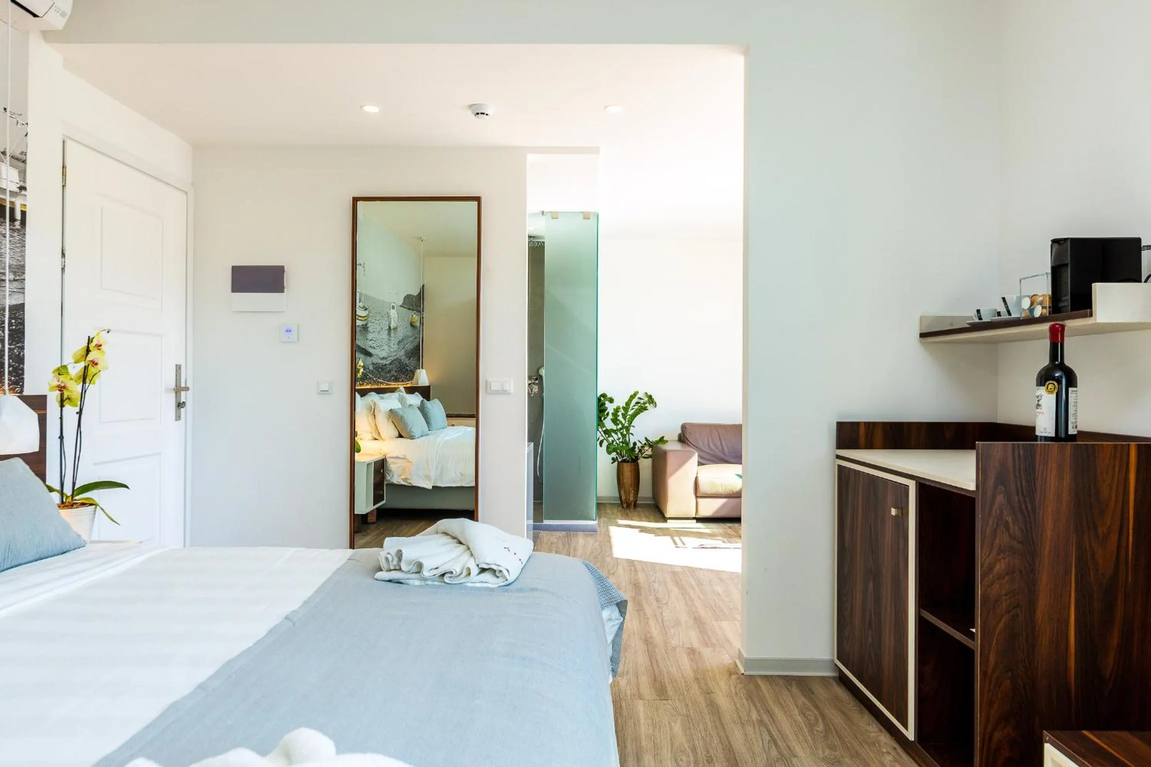 Photo of the whole room, Bed in Atrium Ambiance Hotel