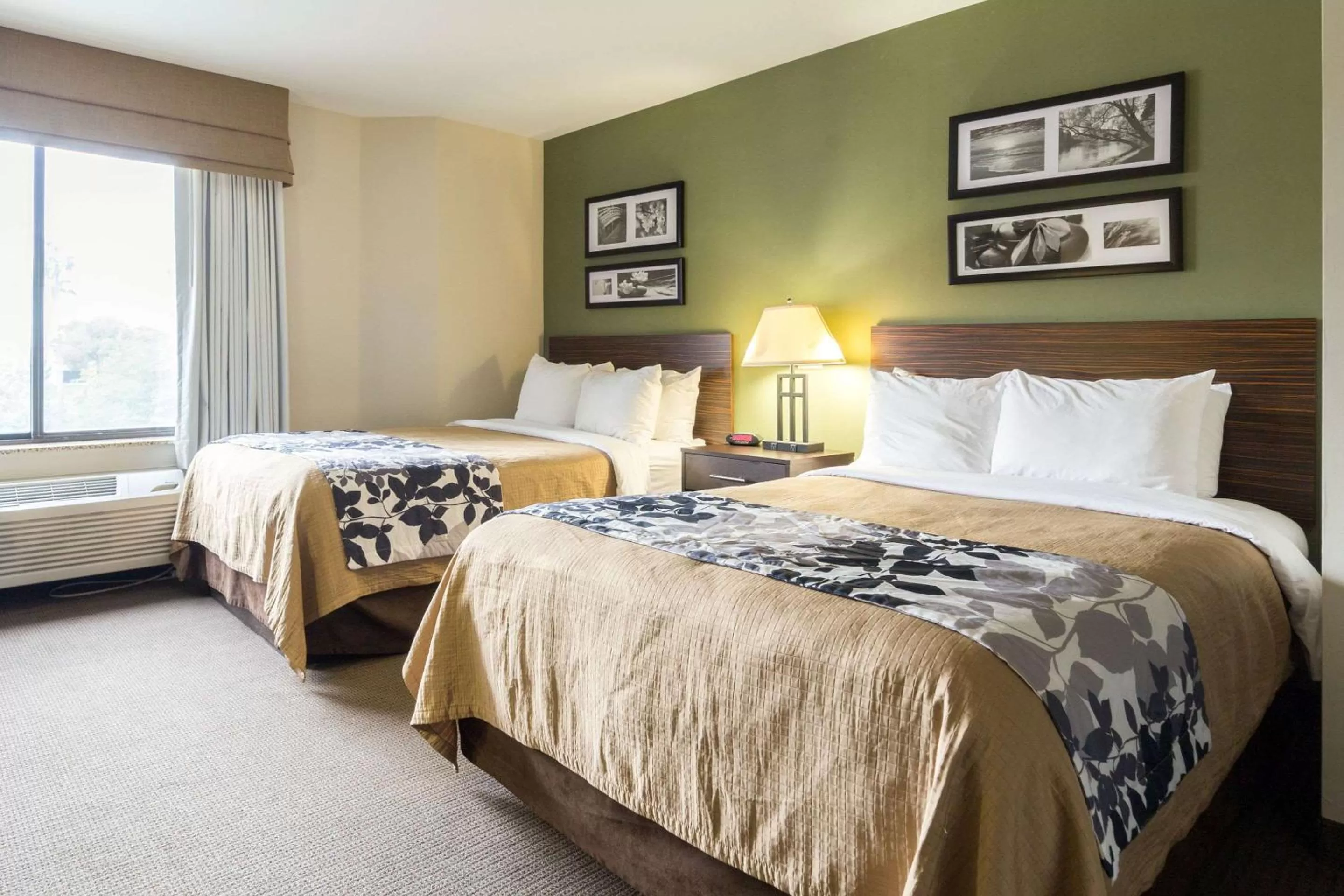 Photo of the whole room in Sky Harbor Airport Inn