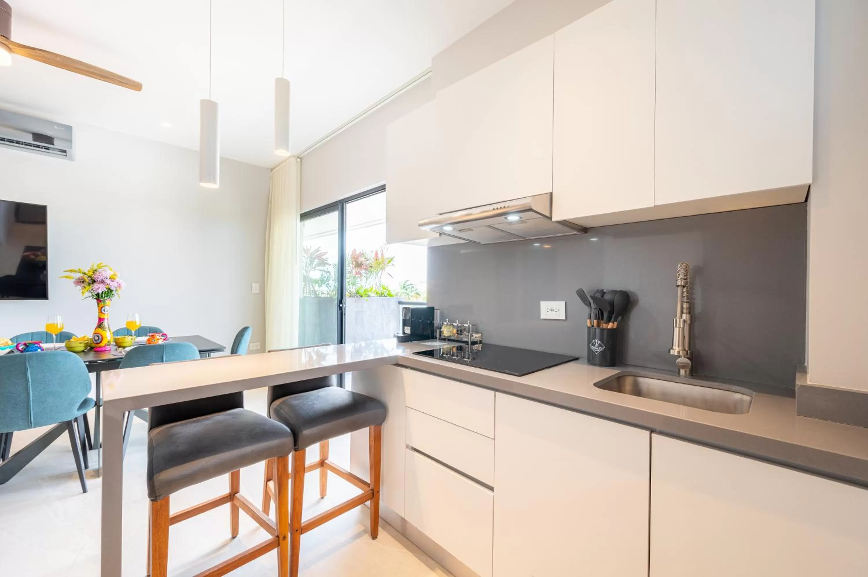 Dining area in Kippal - Modern Oasis - ApartHotel