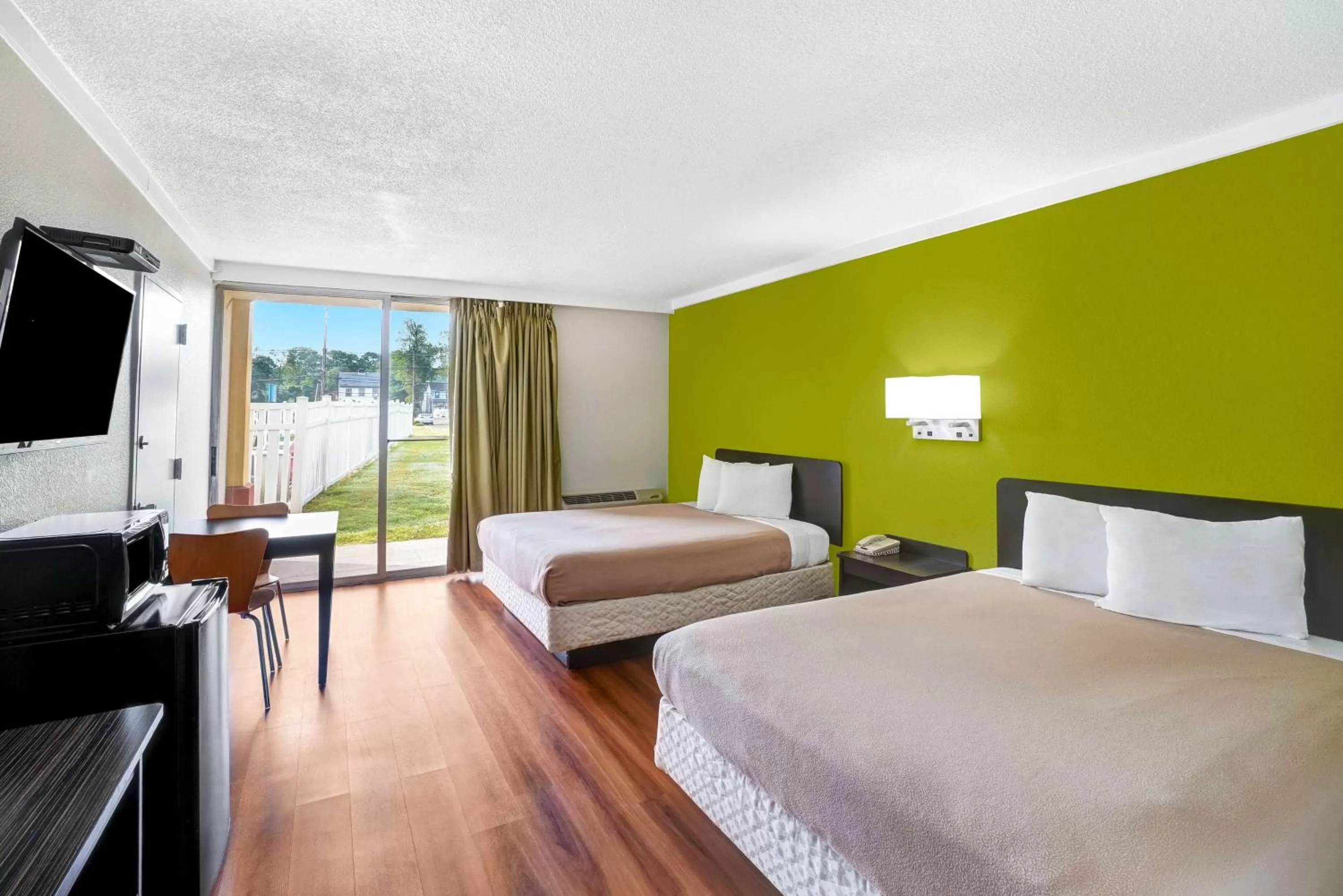 Photo of the whole room, Bed in Motel 6-Lawrenceville, NJ