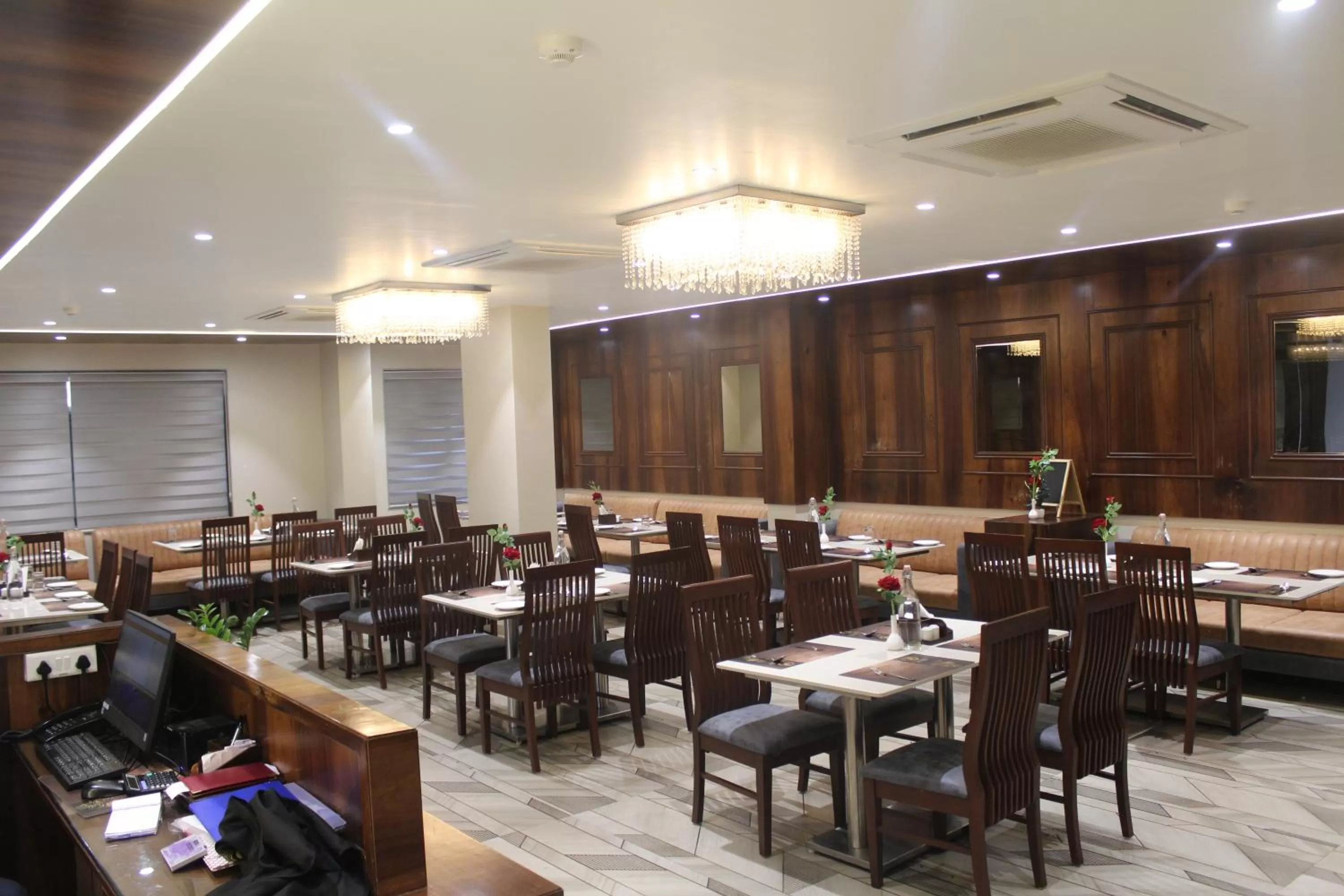 Restaurant/places to eat in Hotel Rudra Royals