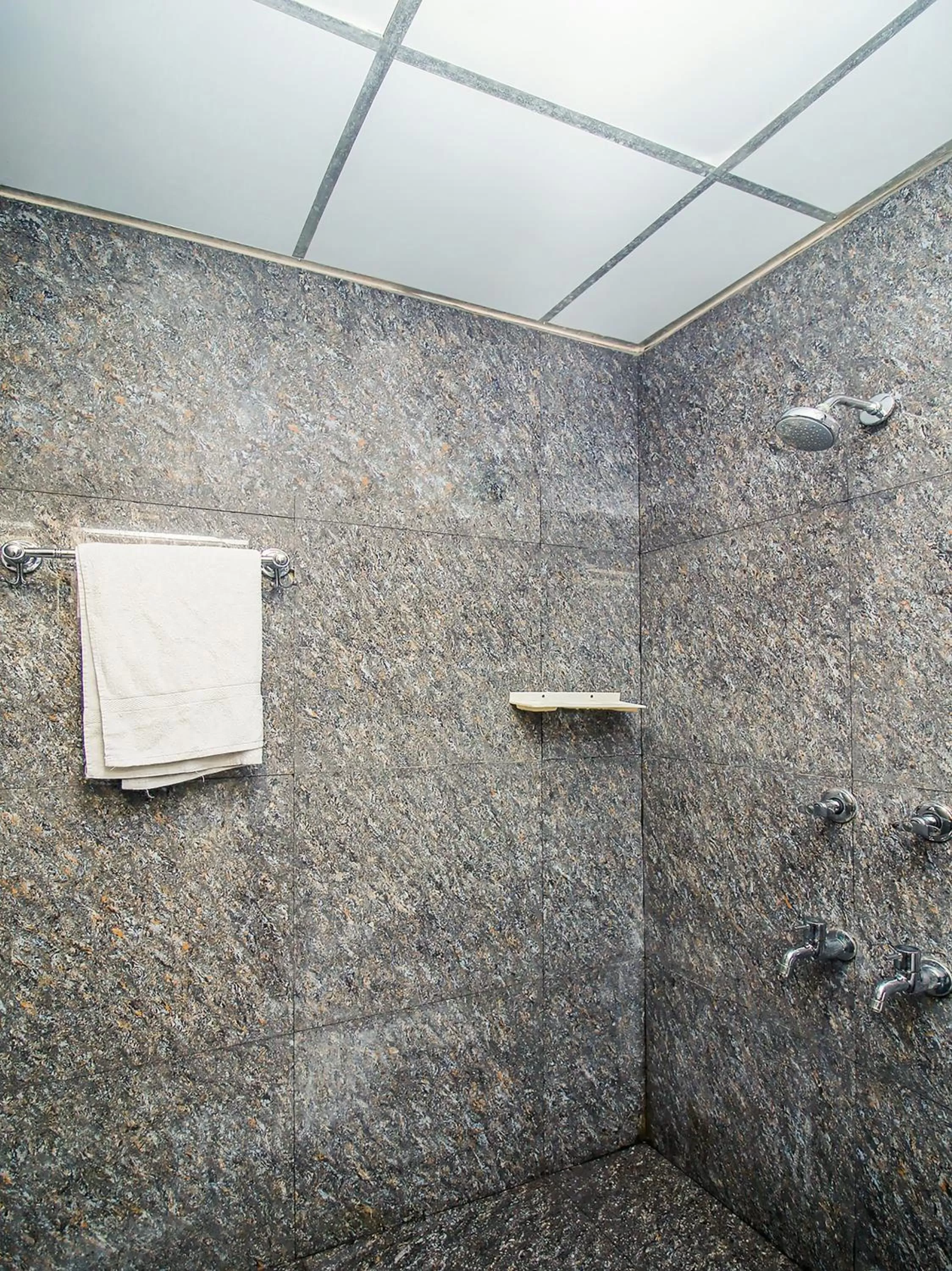 Bathroom in HOTEL BOOPATHI Madurai