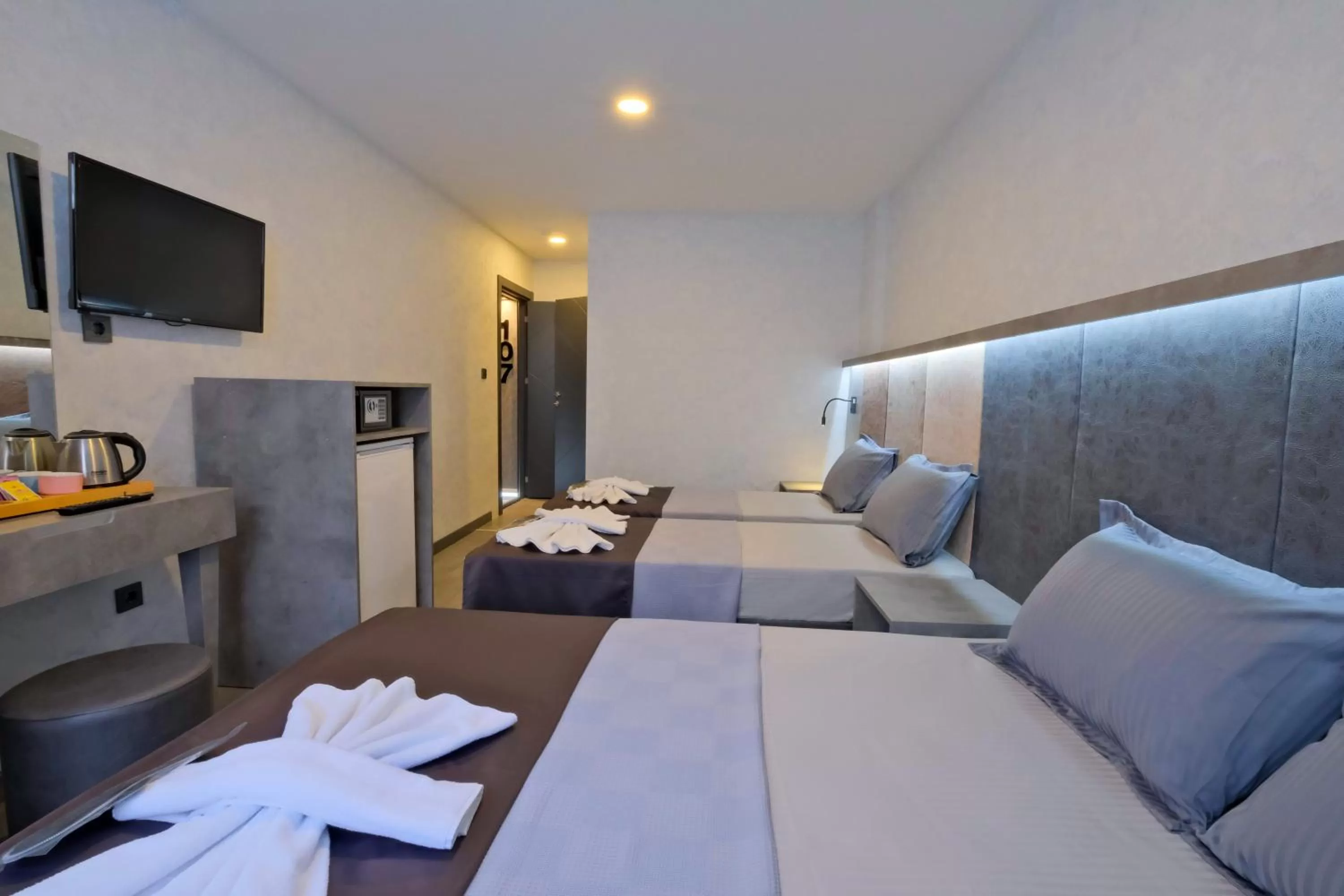 Photo of the whole room, Bed in The Queen Hotel