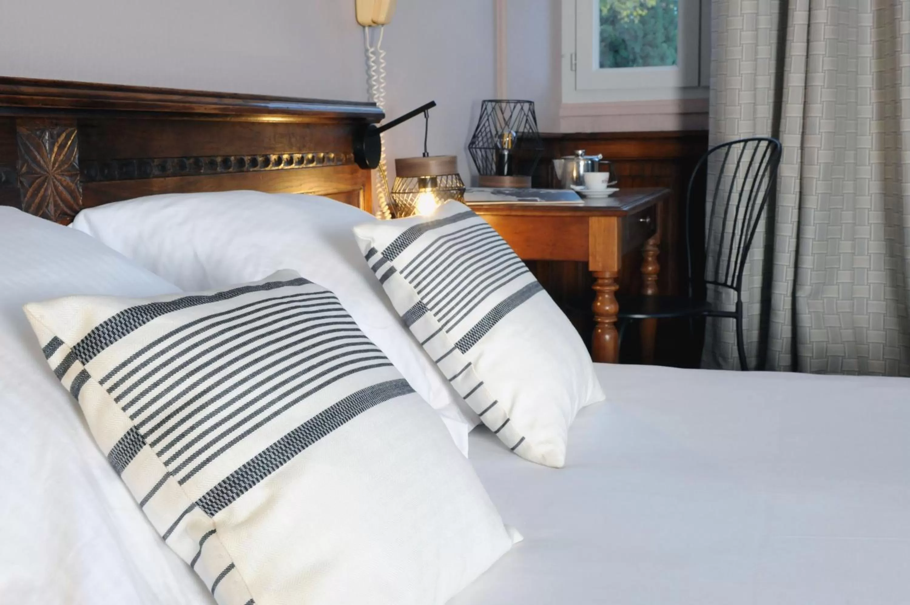 Bed in Logis Hôtel du Chêne