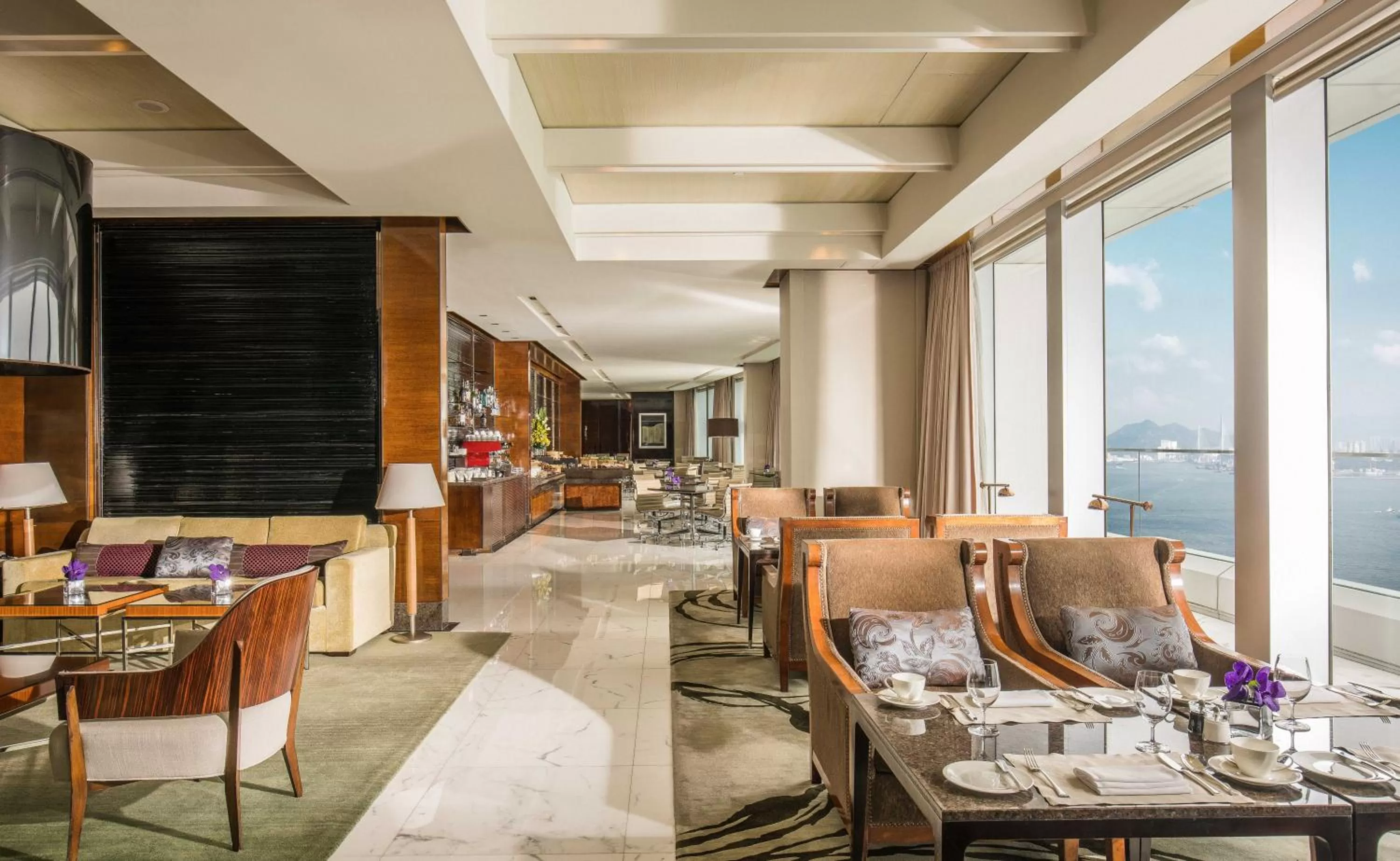 Lounge or bar in Four Seasons Hotel Hong Kong