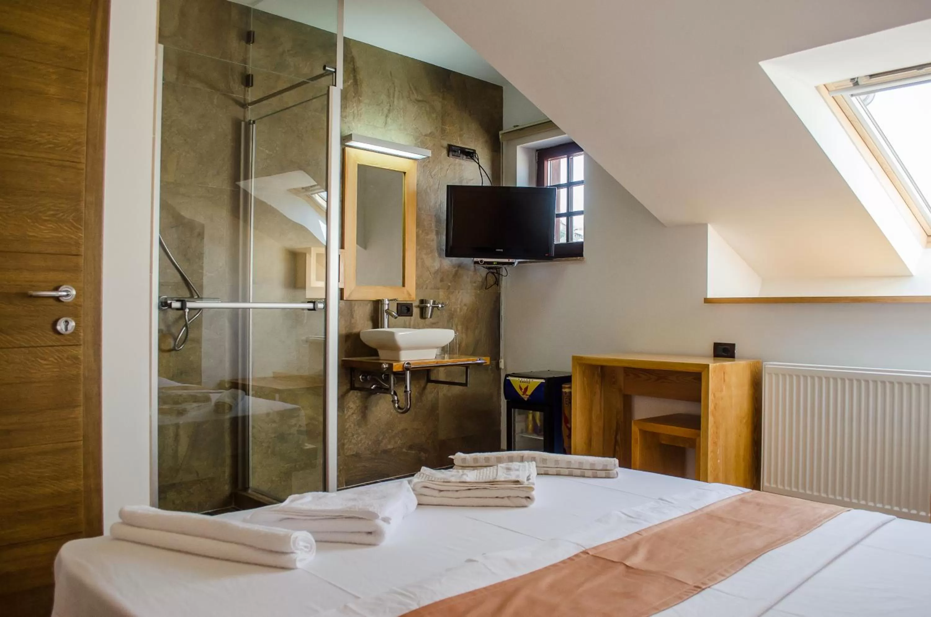 Shower, TV/Entertainment Center in Hotel Prizreni