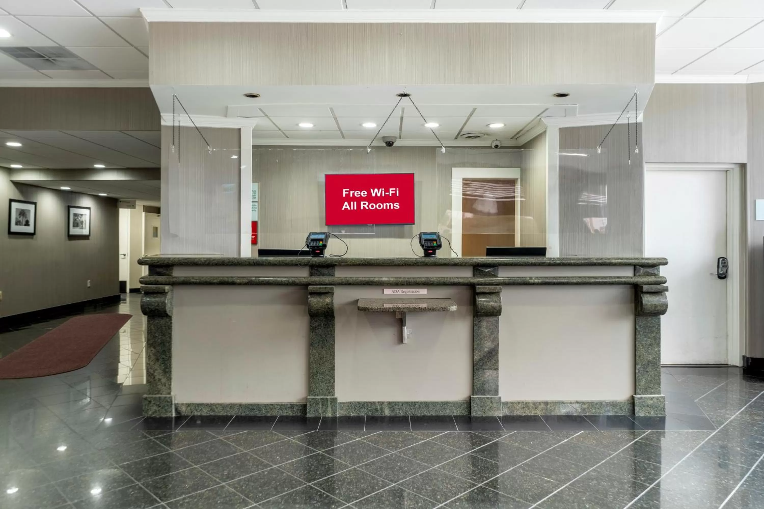 Lobby or reception in Red Roof PLUS Newark Liberty Airport - Carteret