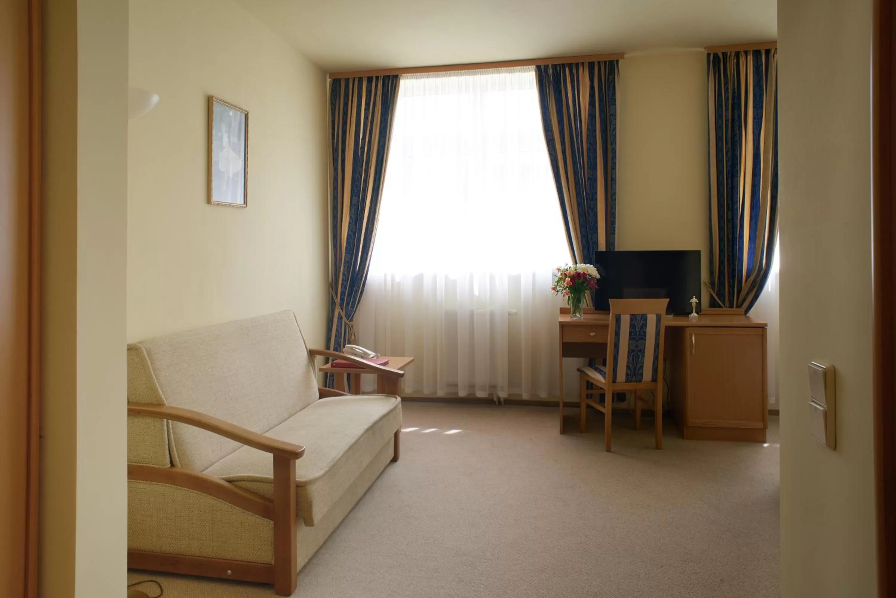 Photo of the whole room, TV/Entertainment Center in Oscar