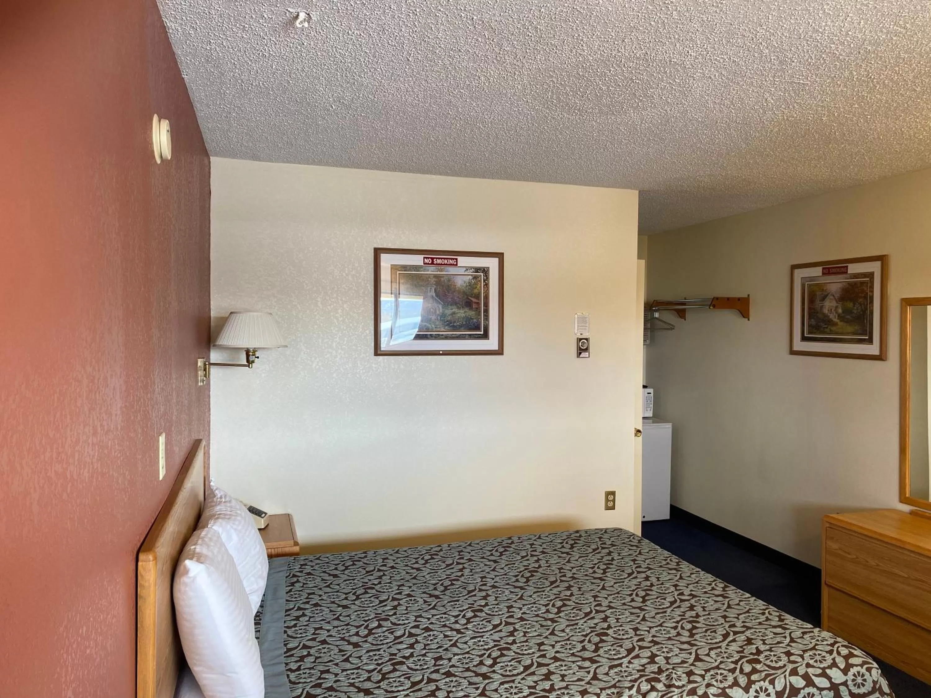 Bedroom, Bed in Budget Inn Las Vegas New Mexico