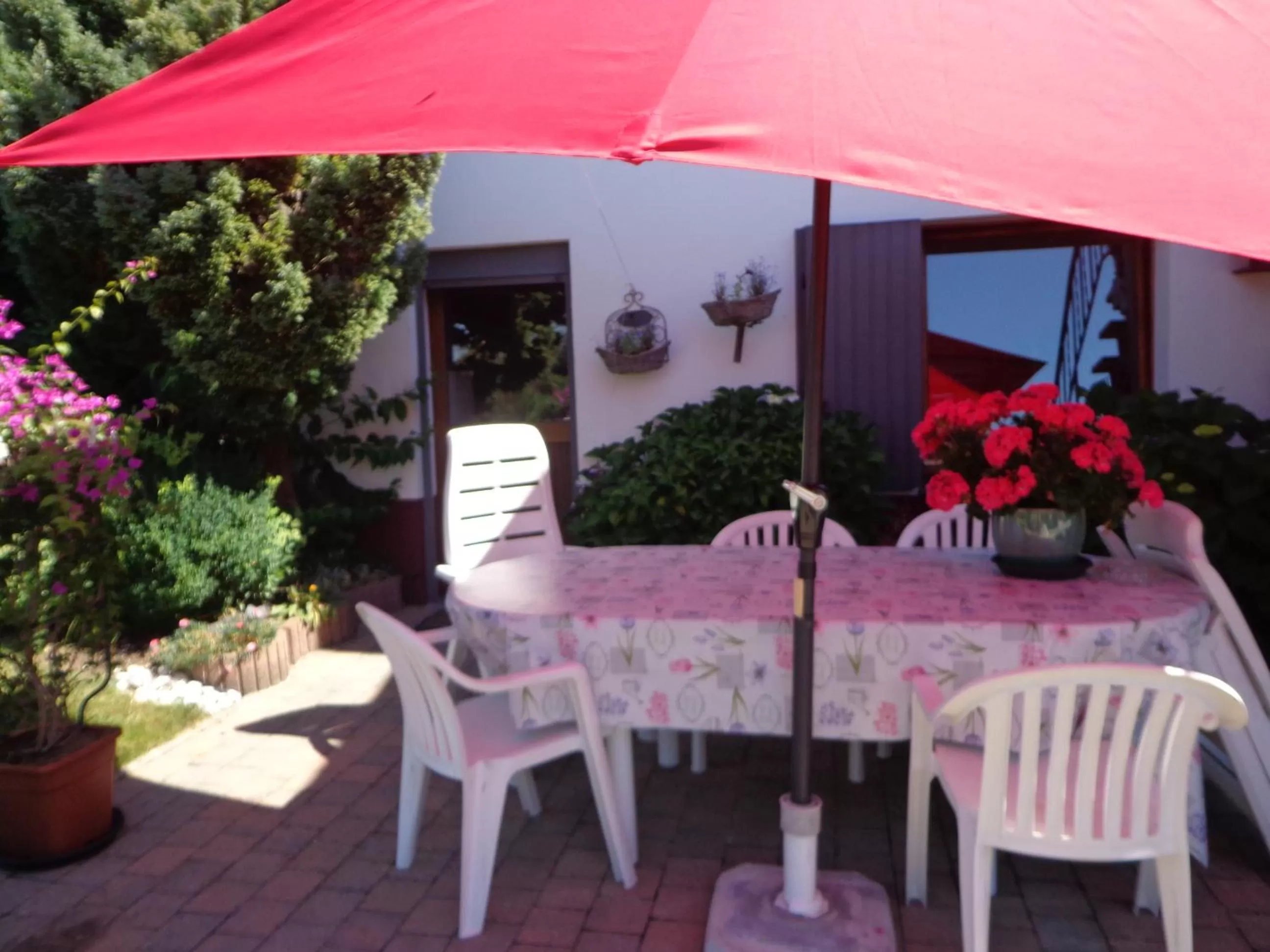 Garden in Le Chant du Merle