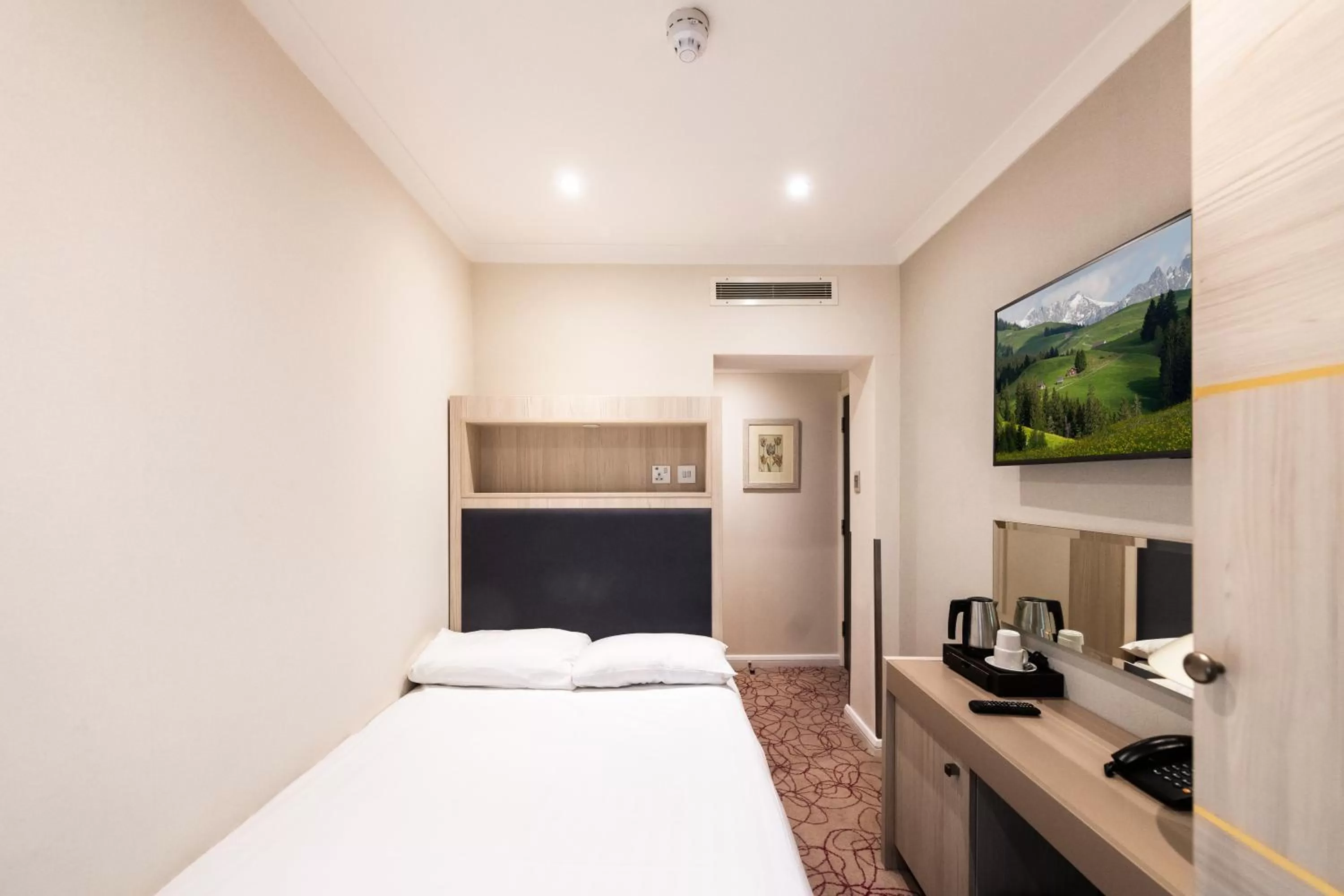 Bedroom, Bed in Blandford Hotel