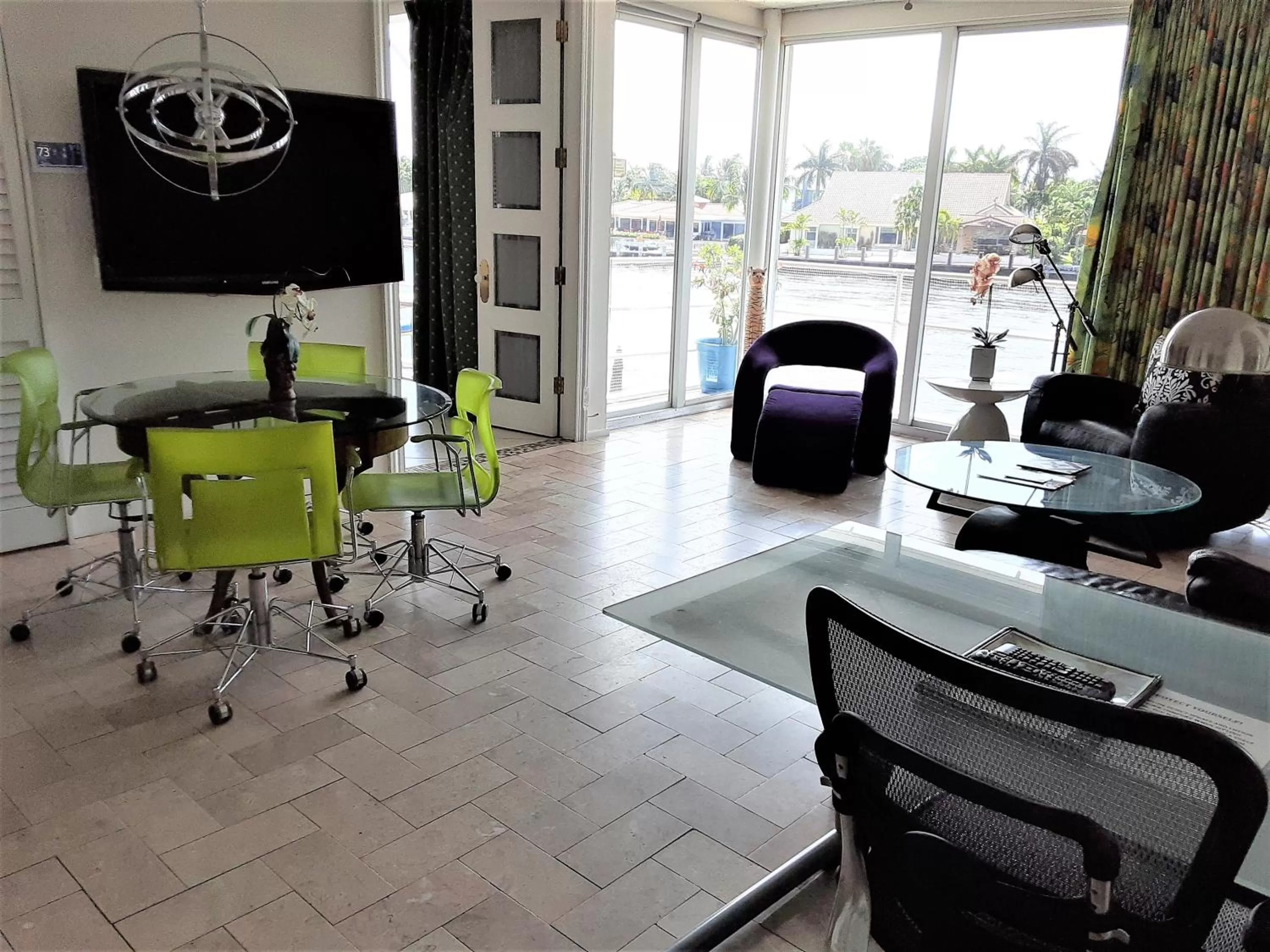 TV and multimedia in Manhattan Tower Apartment Hotel